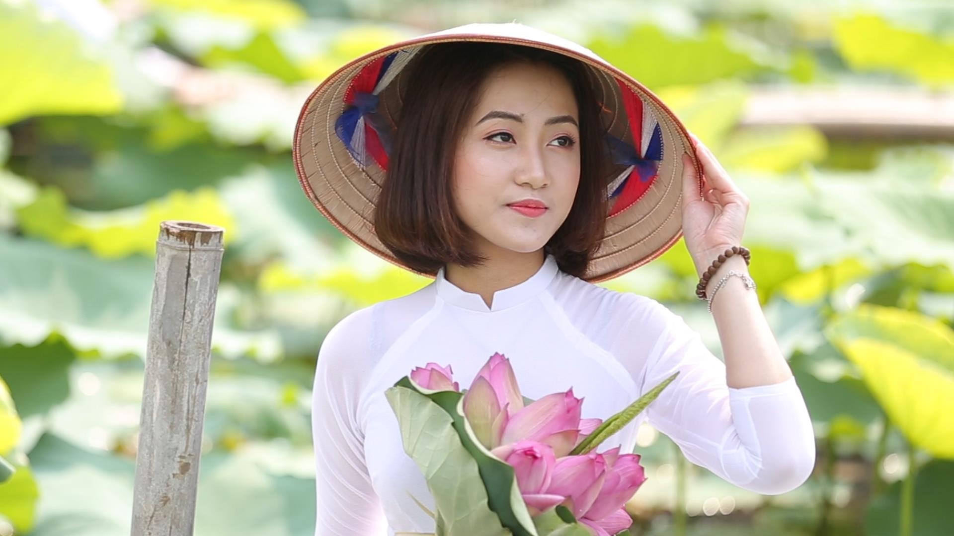 Chen chan chup anh kiem tien tai dam sen ho Tay hinh anh