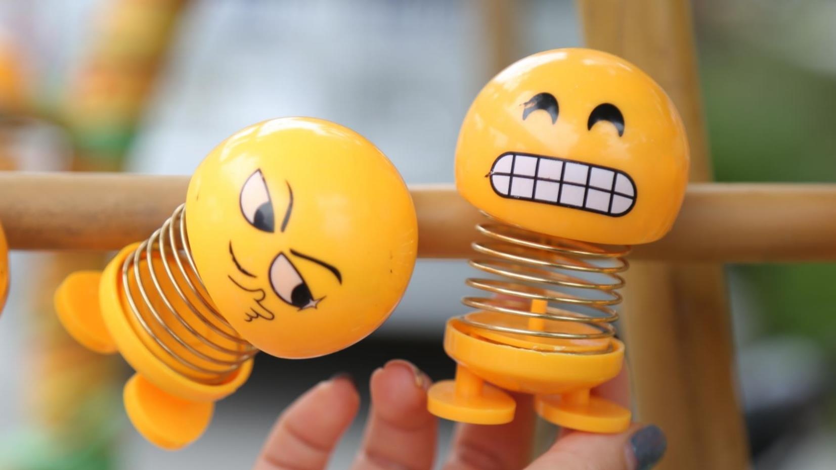 Lo xo mat cuoi tao 'con sot' tren duong pho Ha Noi hinh anh