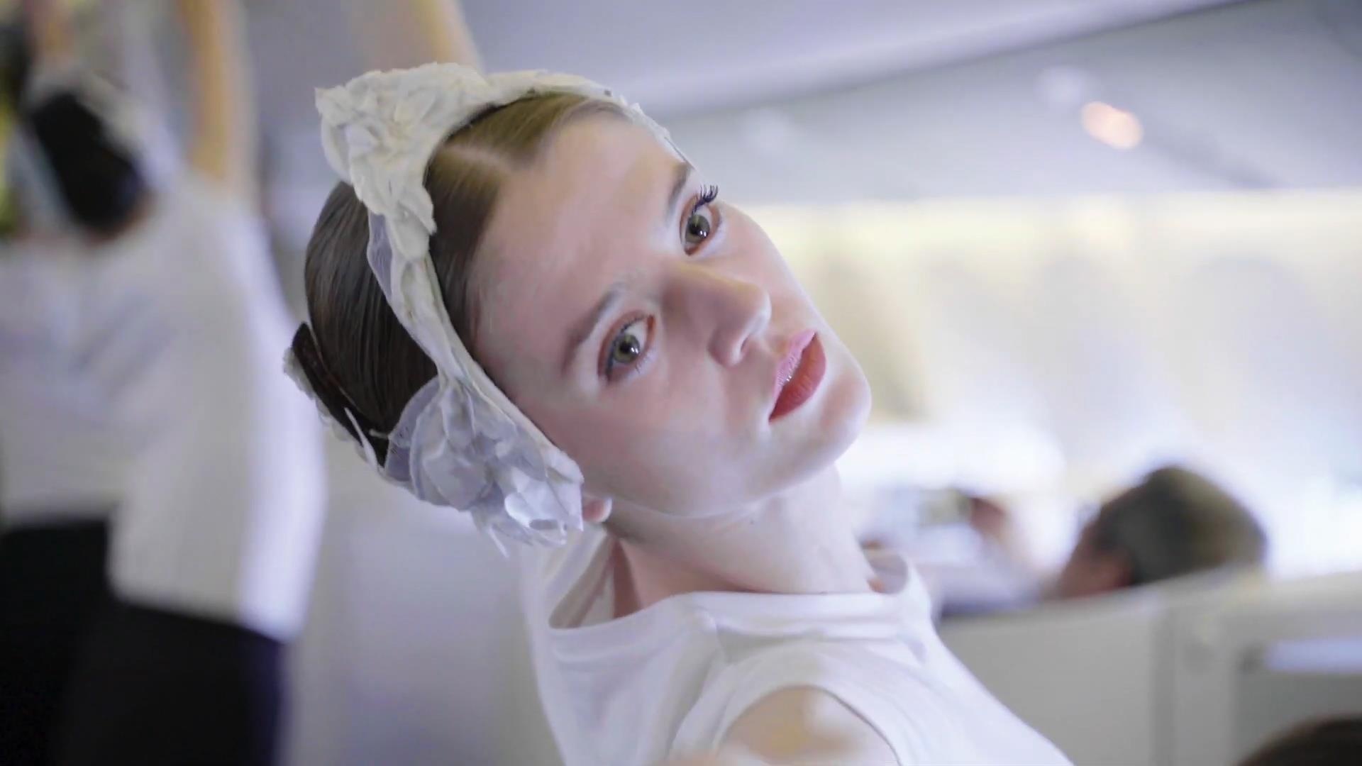 Trinh dien ballet Ho thien nga tren may bay hinh anh