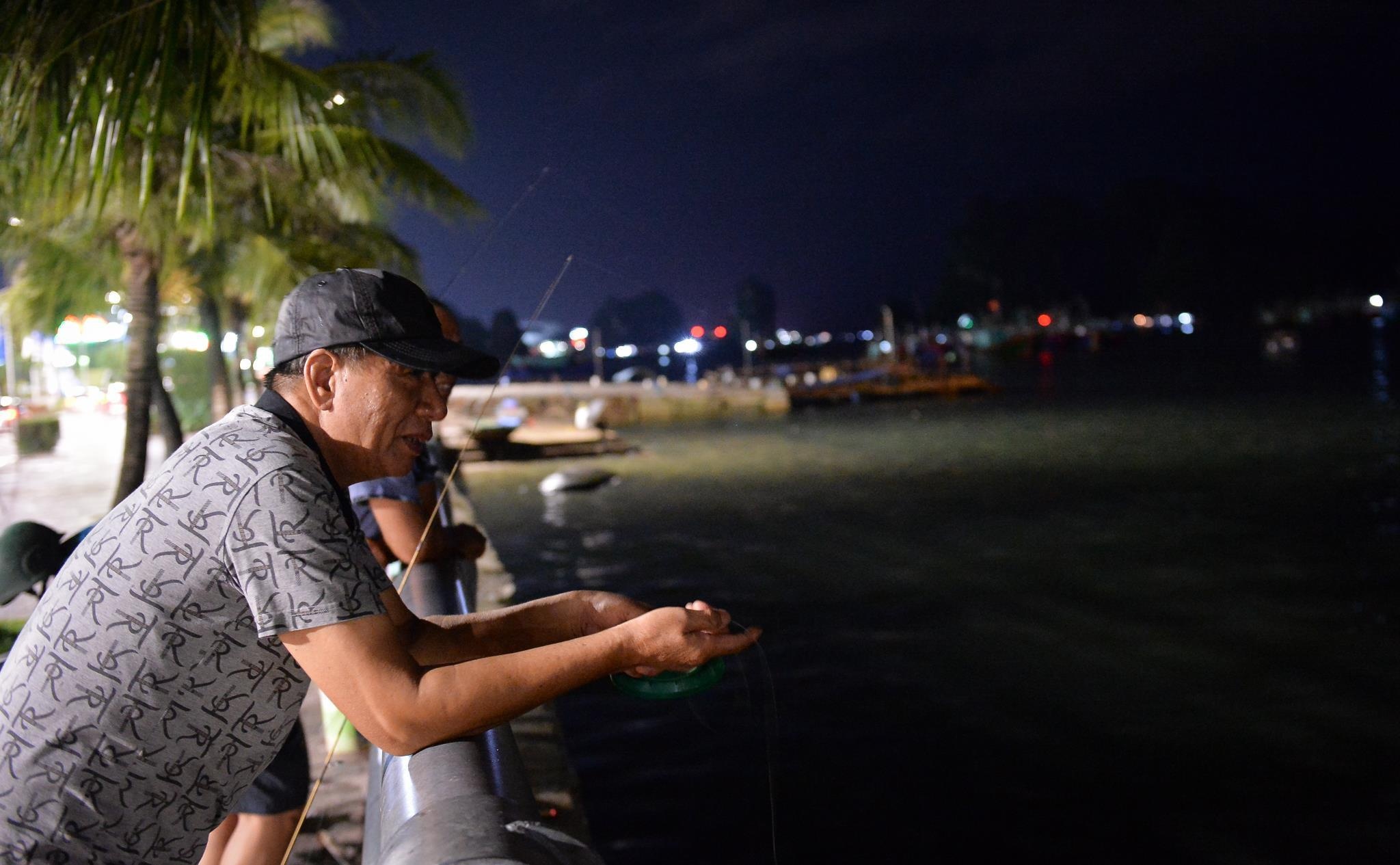 Nguoi Ha Long di cau ca truoc gio bao so 3 do bo hinh anh