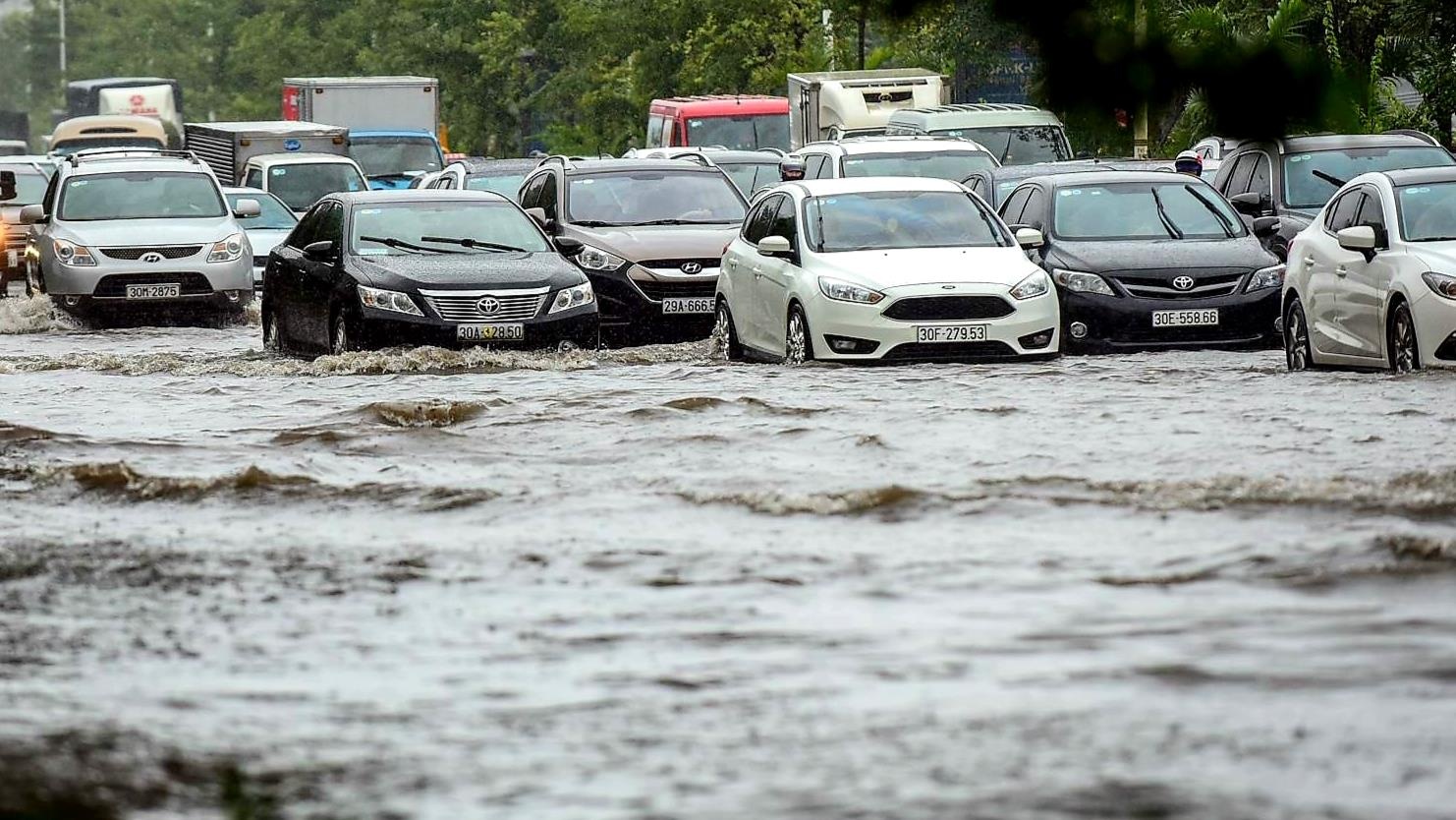 Duong pho Ha Noi ngap sau sau mua bao hinh anh