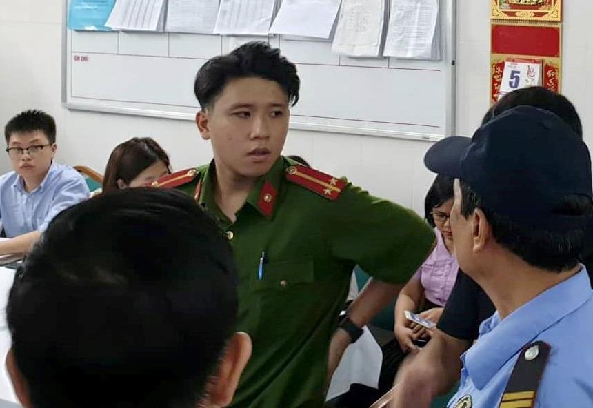 Canh sat lam viec voi dai dien truong Gateway hinh anh