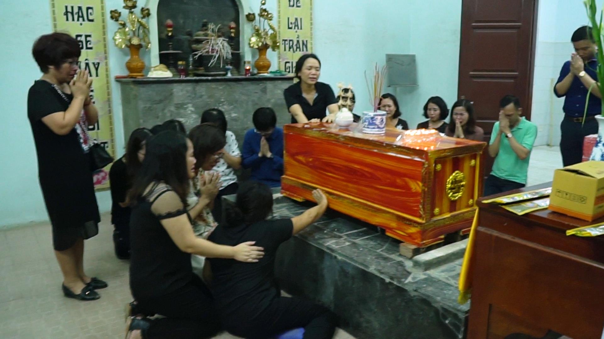 Dua be lop 1 truong Gateway bi bo quen tren oto ve que an tang hinh anh