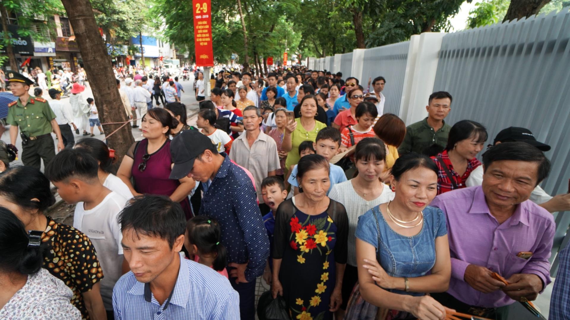 Xep hang ca km cho vieng Lang Bac ngay Quoc khanh 2/9 hinh anh