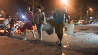 Mang xoong noi xep hang lay nuoc giua dem nhu thoi bao cap o Ha Noi hinh anh