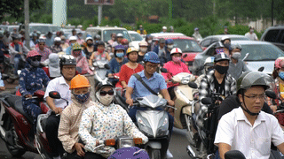 Oto gianh het khong gian, xe may leo via he o tuyen duong co 40 cao oc hinh anh