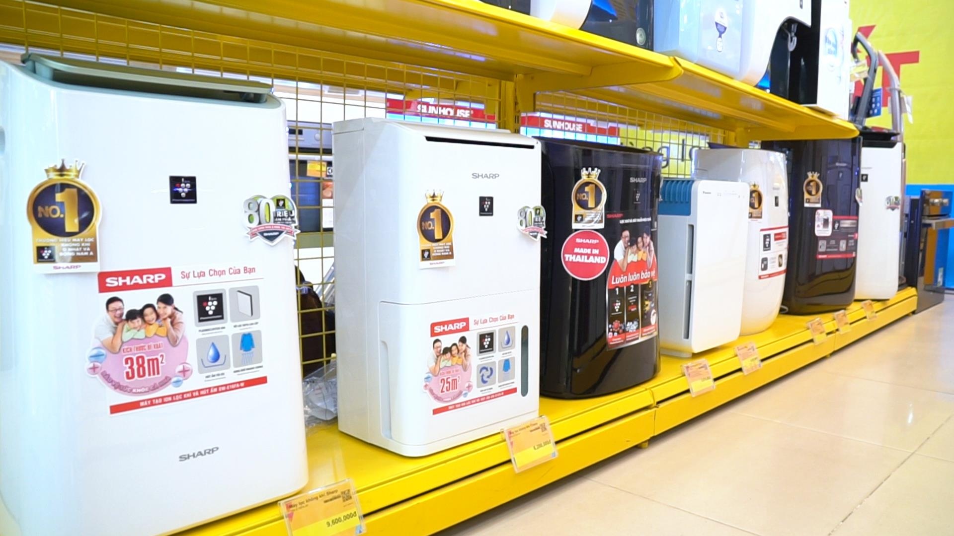 Ha Noi bao dong do ve o nhiem, khach dua nhau mua may loc khong khi hinh anh