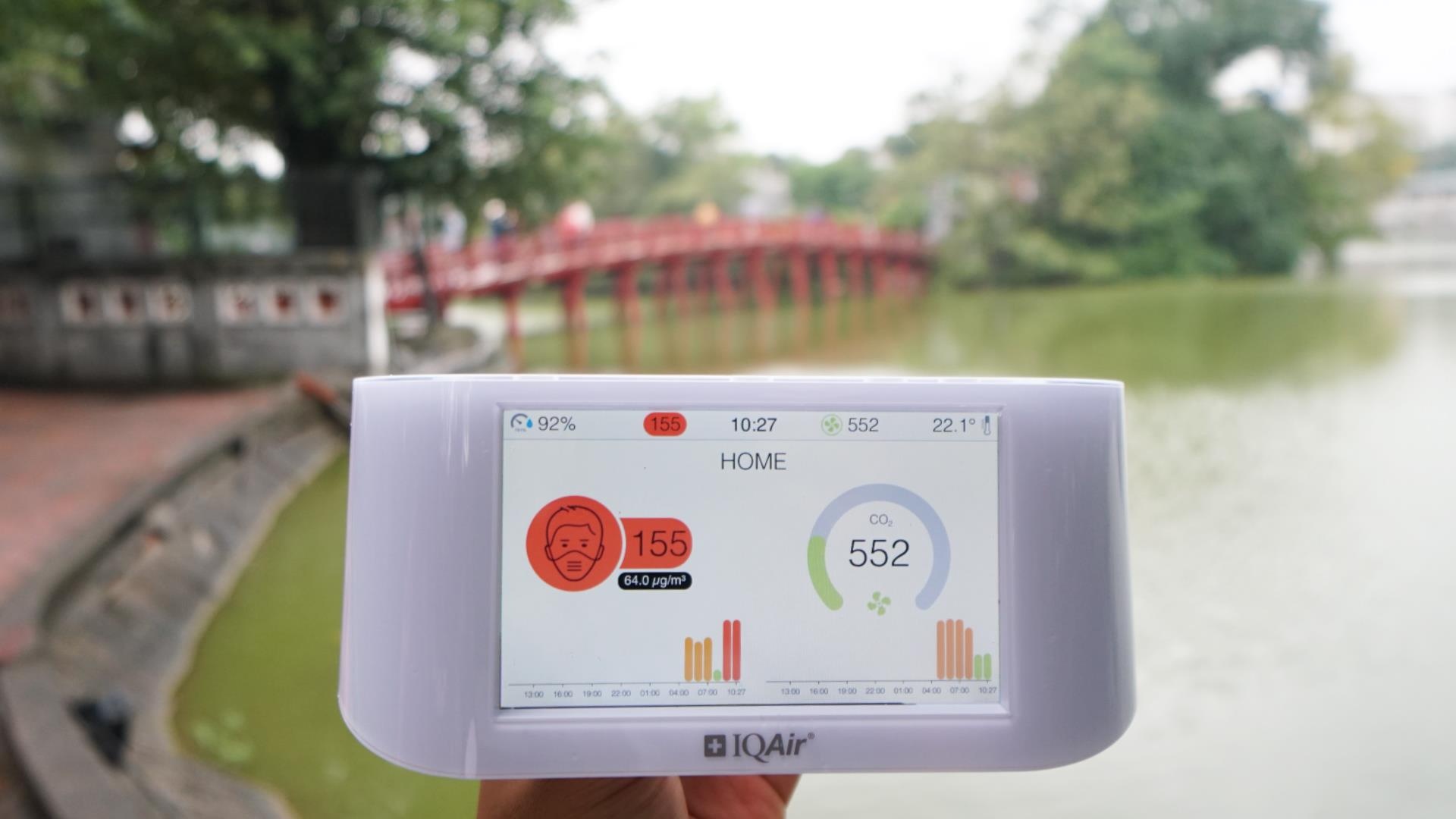 Chat luong khong khi tai ho Tay, ho Guom o muc xau trong mua lanh hinh anh