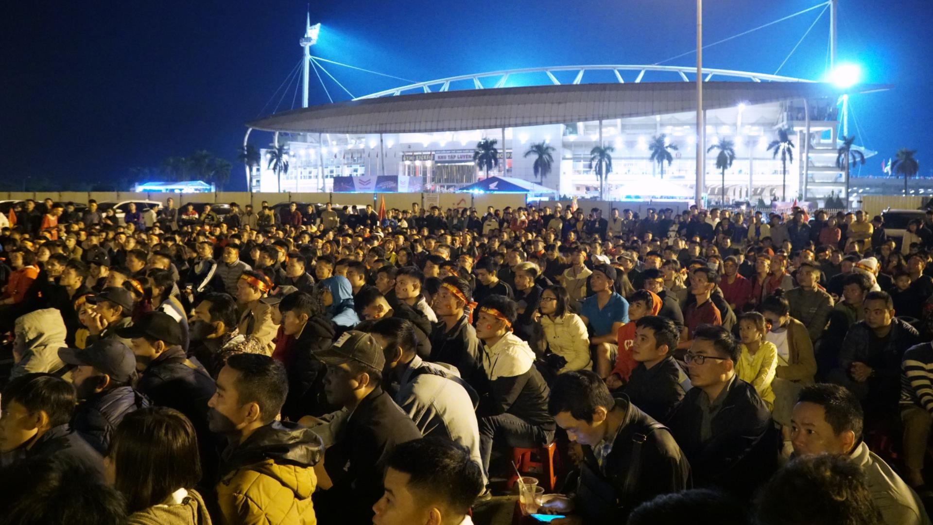 Hang nghin CDV xem tran Viet Nam - Thai Lan ben ngoai san My Dinh hinh anh