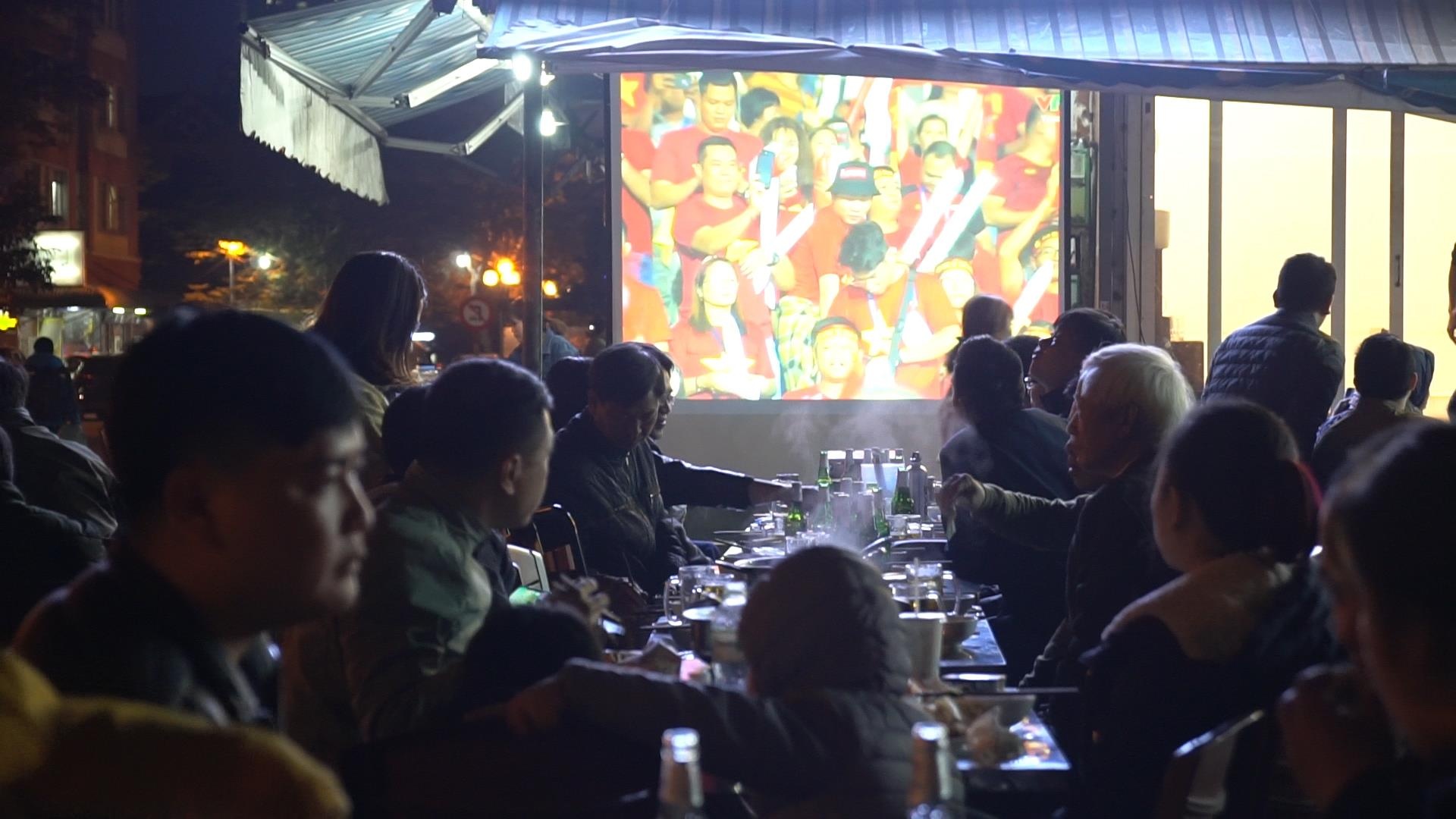 Nha hang, quan ca phe chat nich nguoi xem U22 Viet Nam da ban ket hinh anh