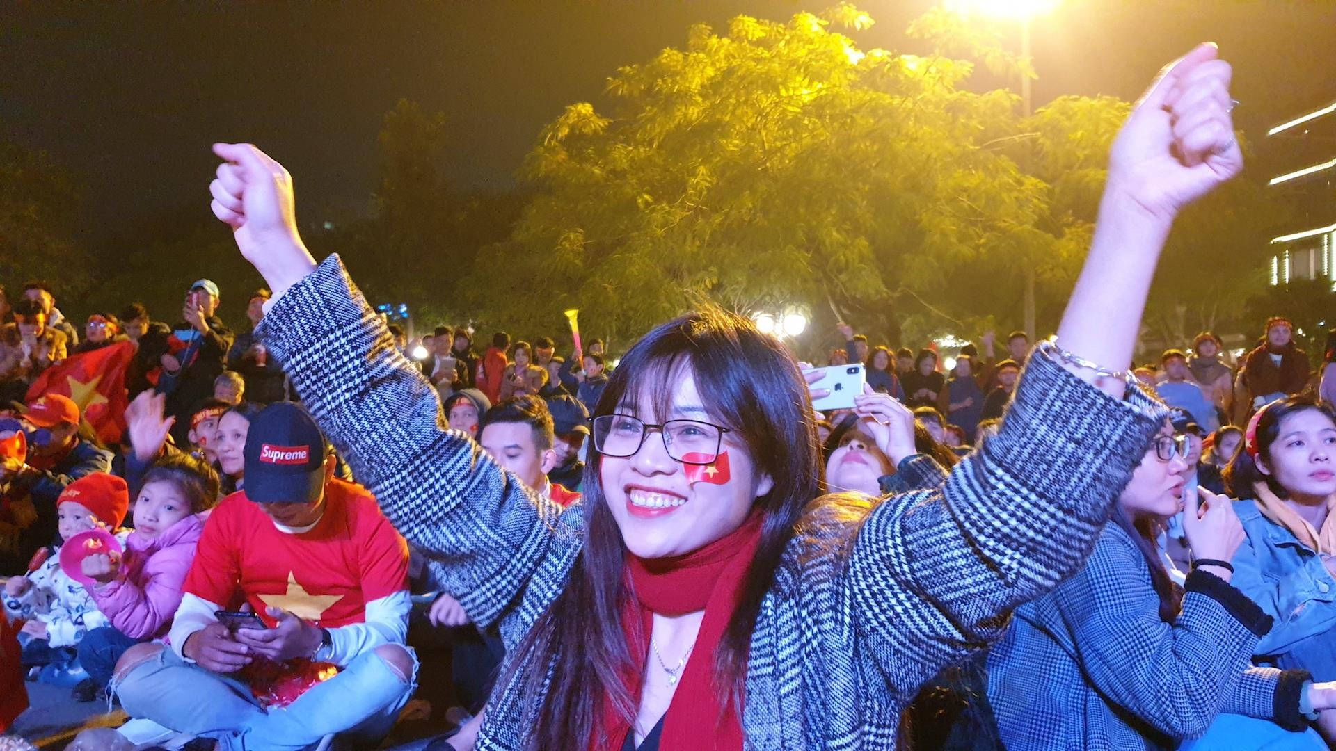 Quang truong Nha hat Lon khi U22 Viet Nam ghi ban hinh anh