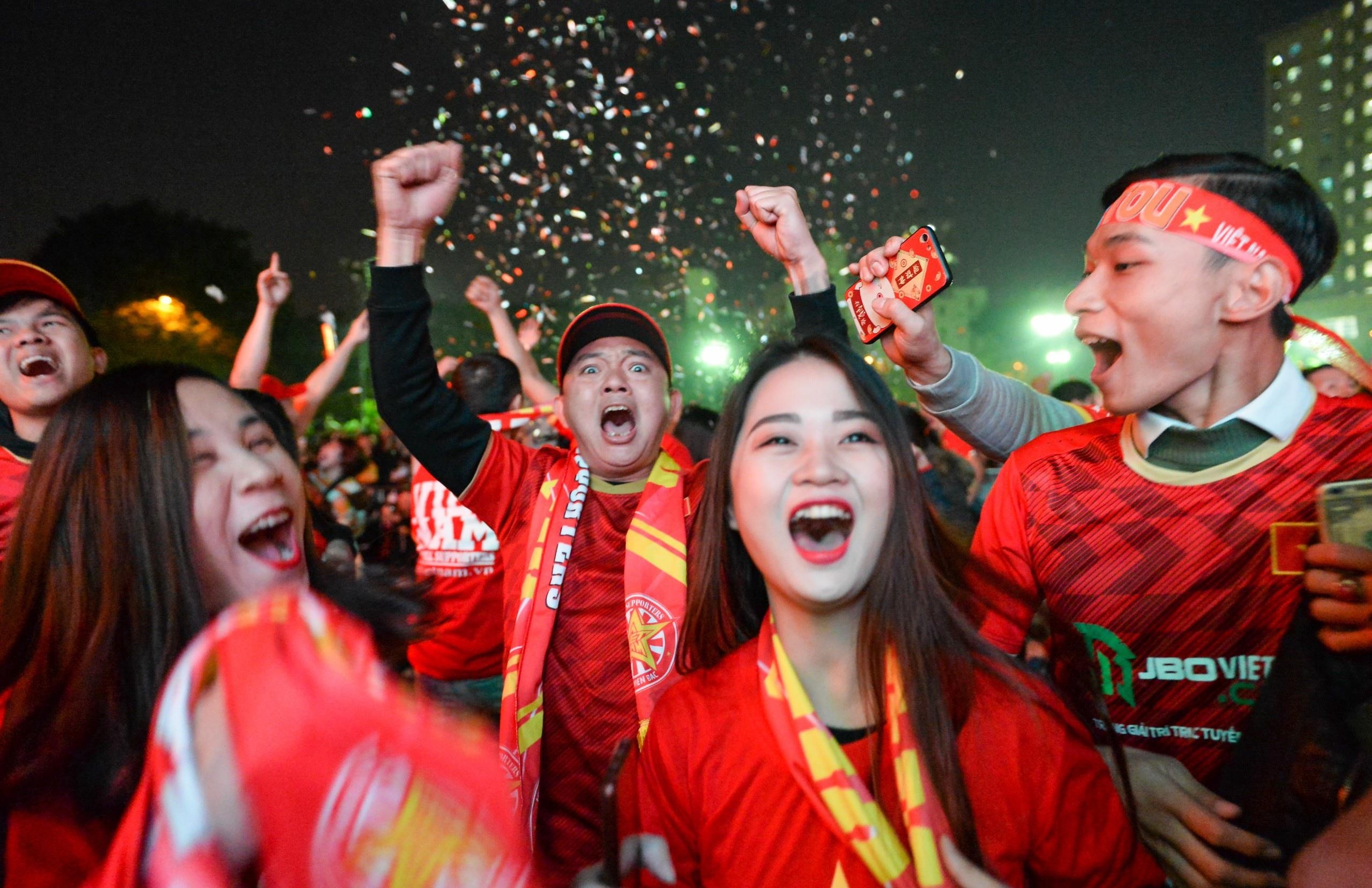 CDV ca nuoc vo oa voi ban thang cua Van Hau hinh anh