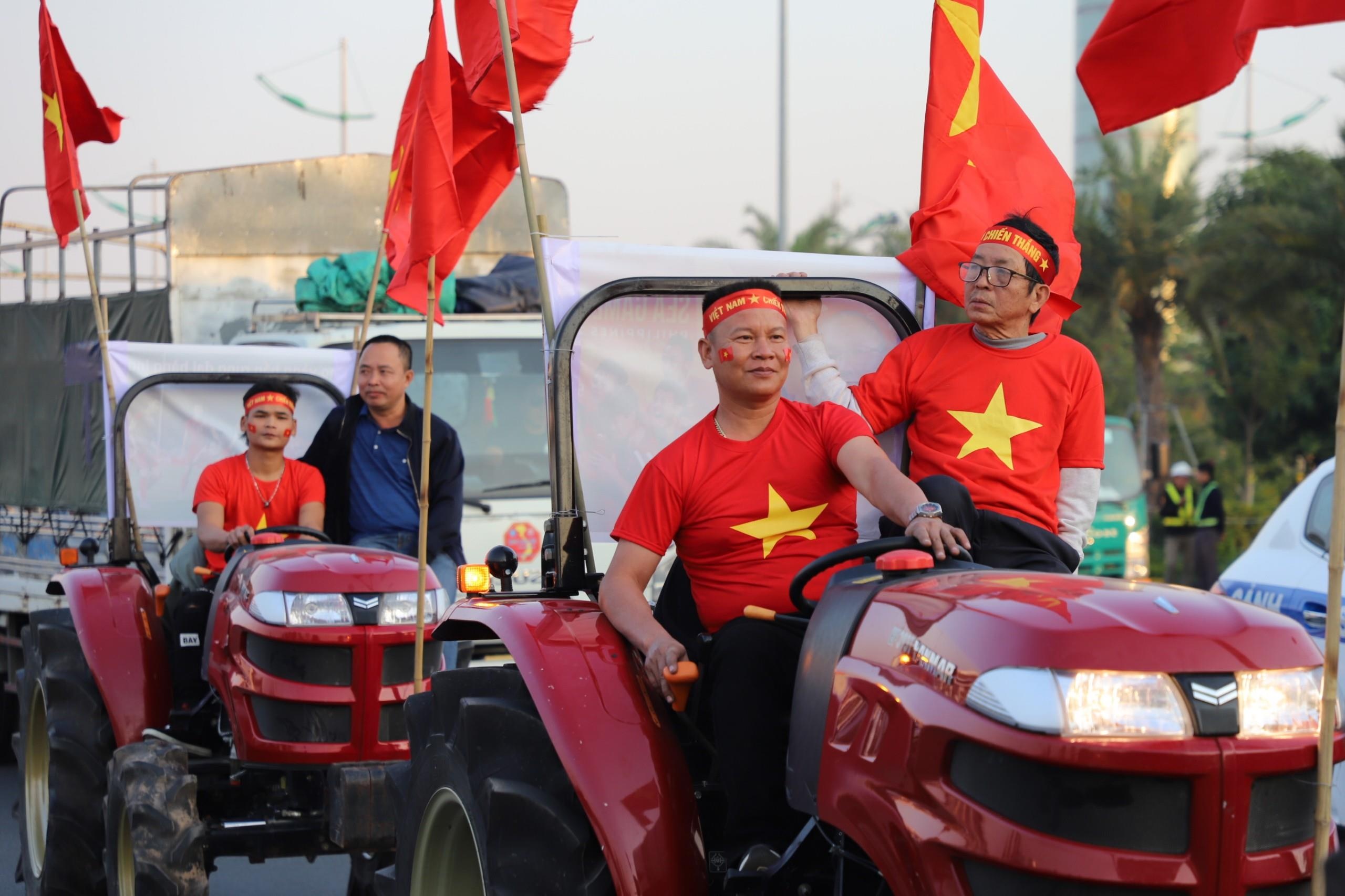 CDV nghi lam, ra san bay chao don U22 Viet Nam hinh anh