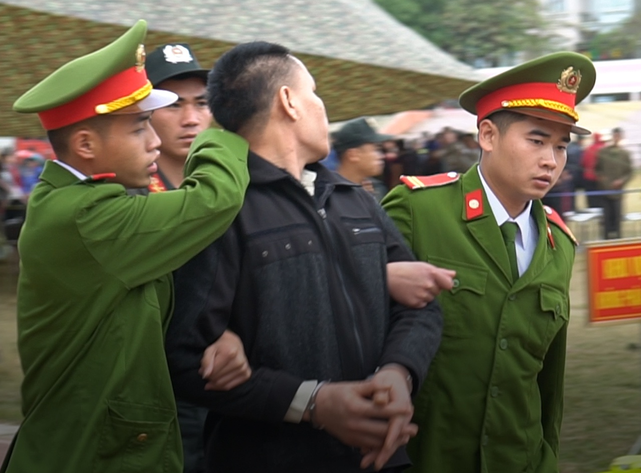 Chu muu giet nu sinh giao ga co ngoai nhin nguoi than hinh anh