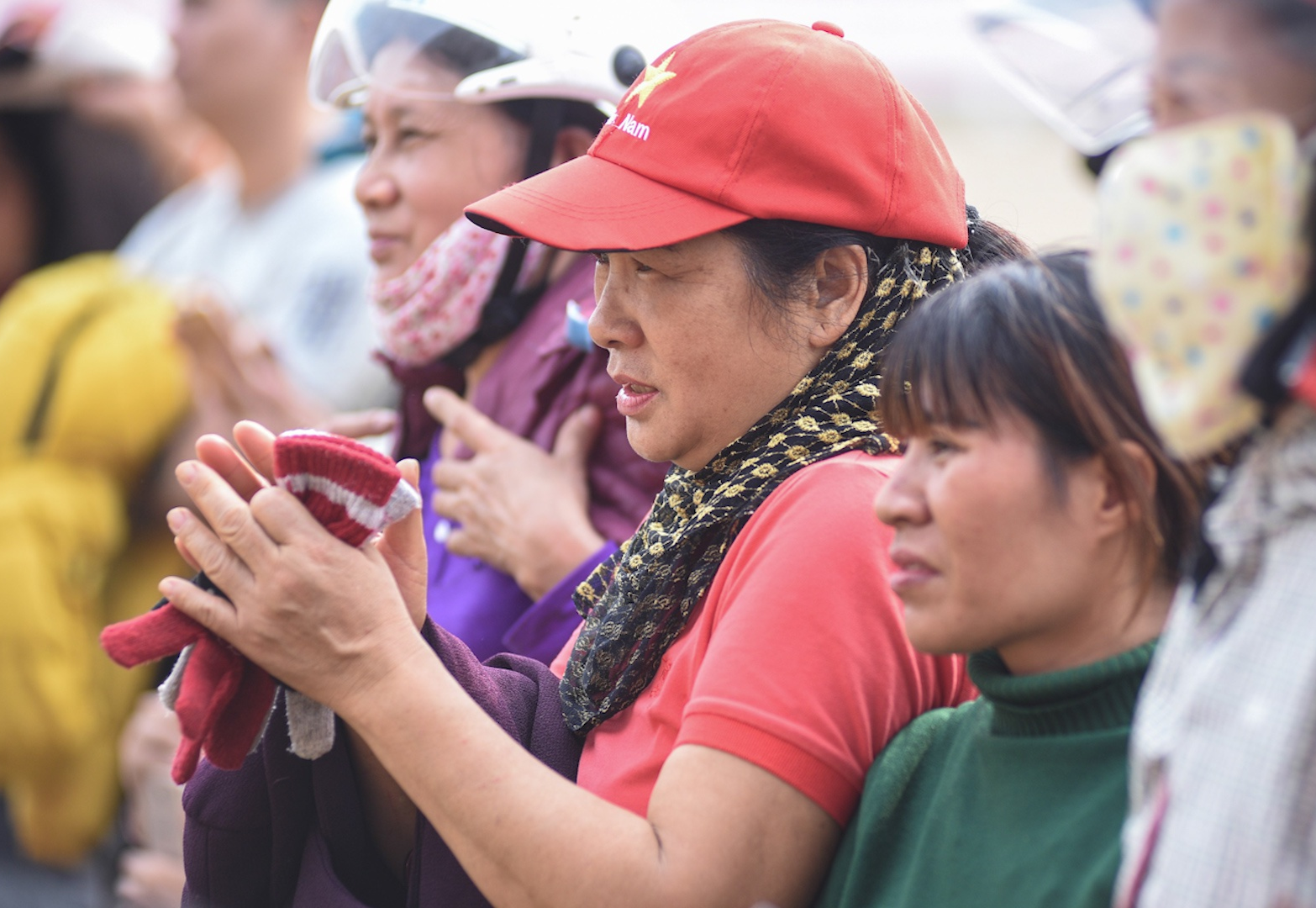 Nguoi dan vo tay khi 6 bi cao giet nu sinh giao ga bi de nghi tu hinh hinh anh