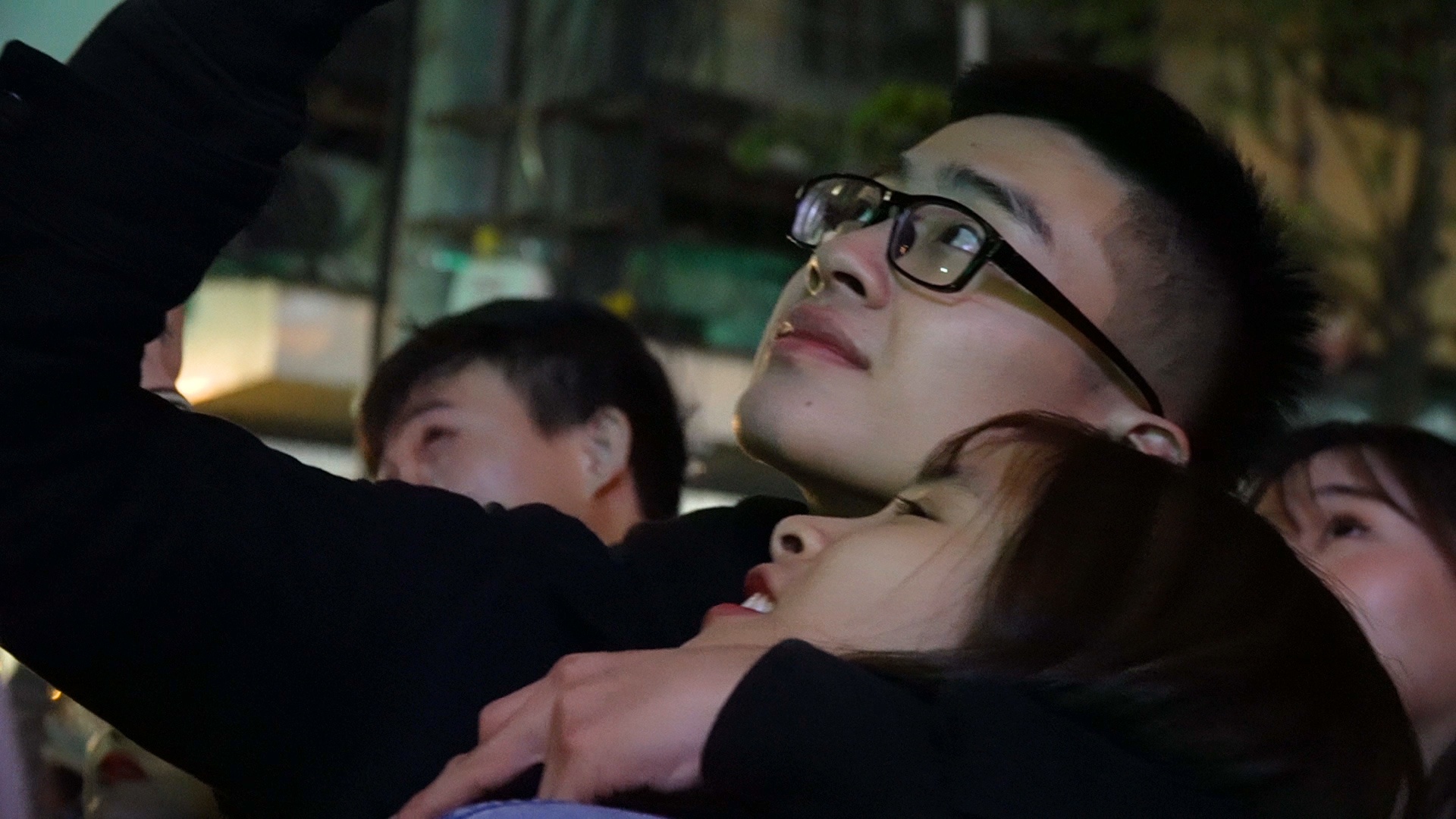 Cap doi trao nhau nu hon duoi phao hoa chao nam moi hinh anh