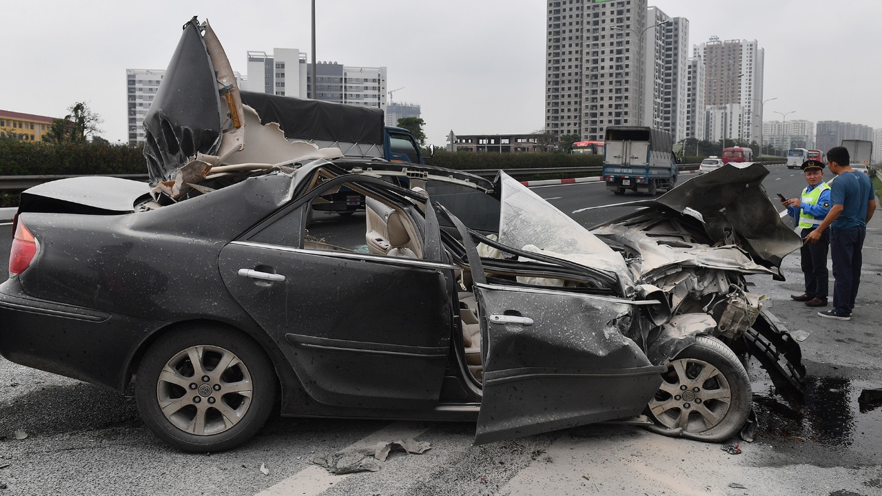 Hien truong chiec Toyota Camry vo nat sau khi tong xe tai hinh anh