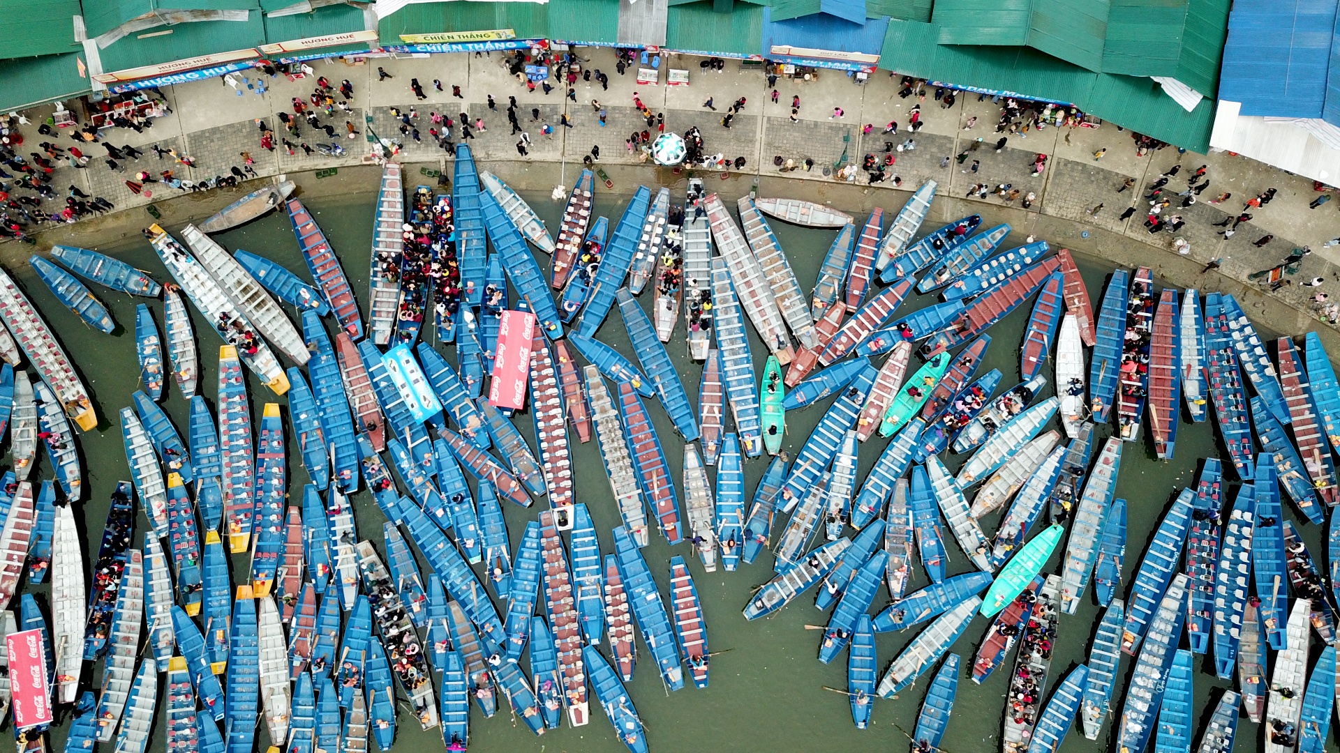 5.000 thuyen nguoc xuoi dua khach tray hoi chua Huong hinh anh