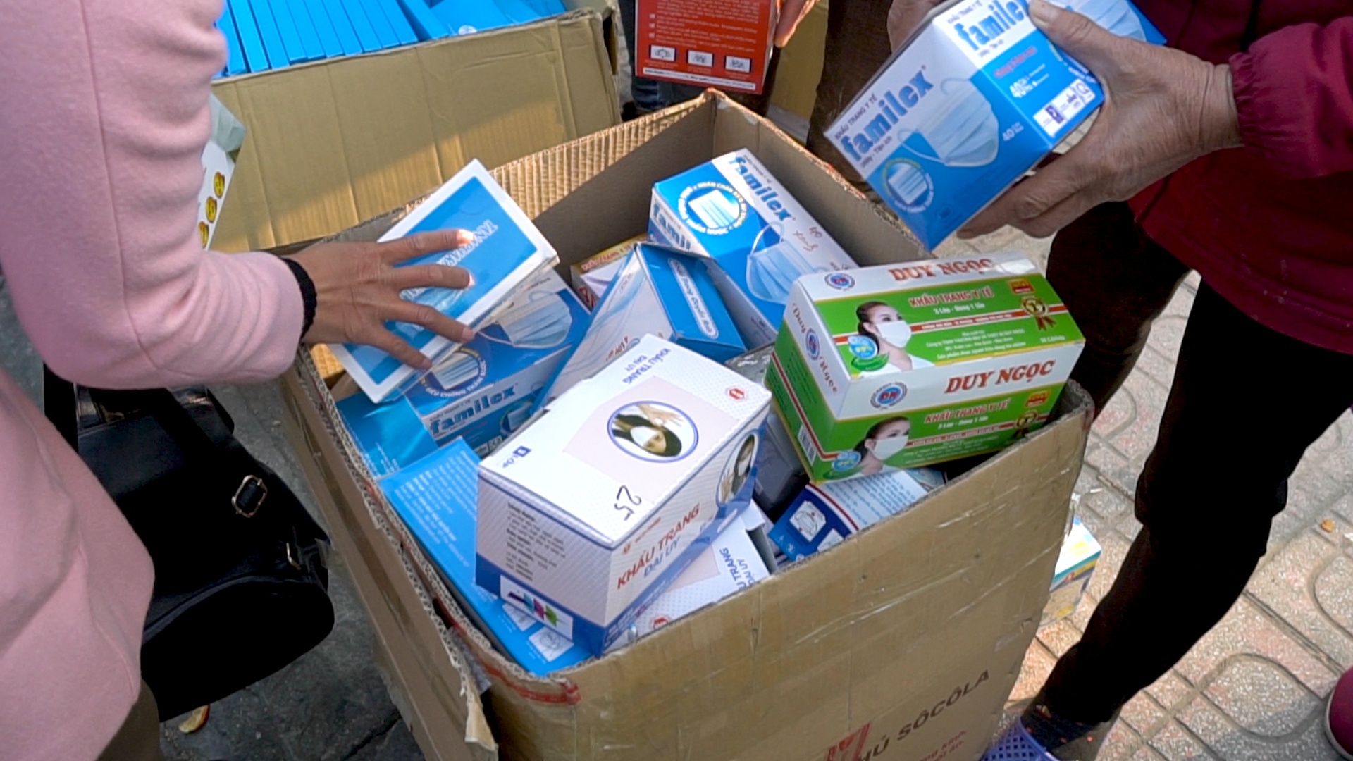 Gom khau trang ban sang Trung Quoc voi gia gap 4 lan hinh anh