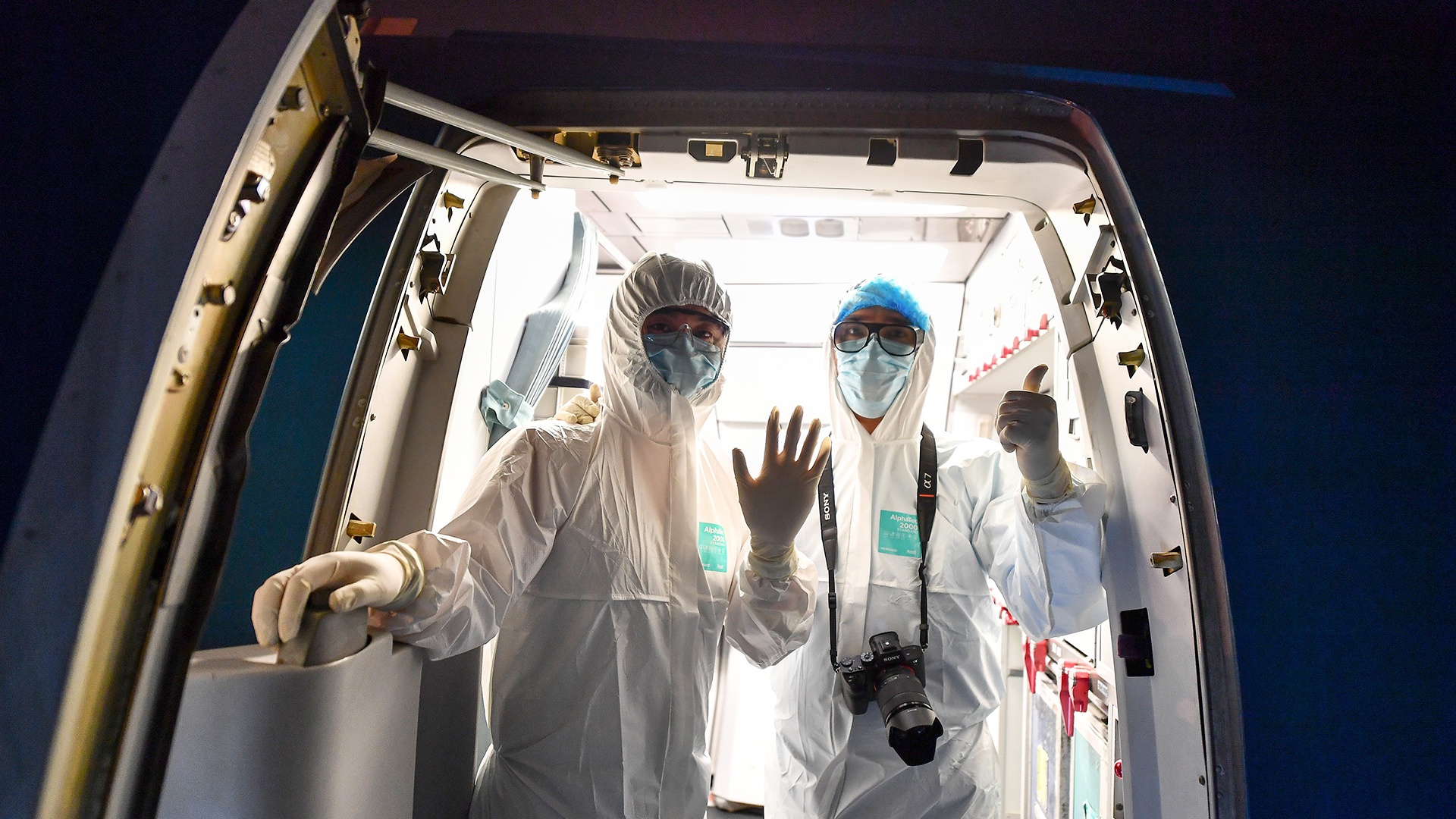 Chuyen bay dua 11 nguoi Trung Quoc tu Ha Noi ve Vu Han hinh anh