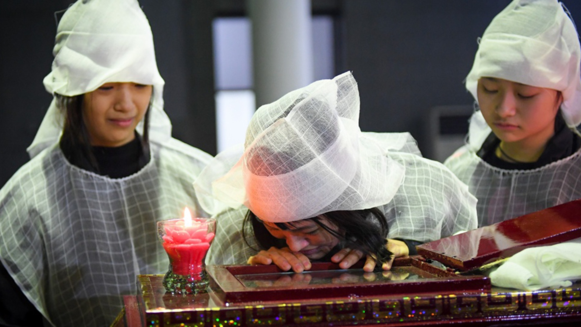 Vo va cac con khoc trong le tang NSUT Vu Manh Dung hinh anh