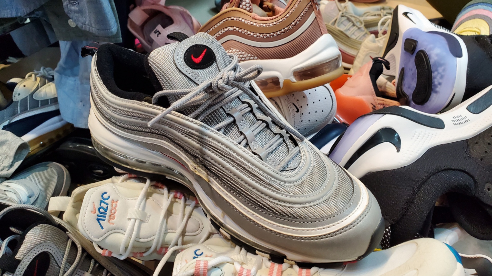 Hang nghi gia mao Gucci, Chanel ban o khu nguoi Han tai Ha Noi hinh anh