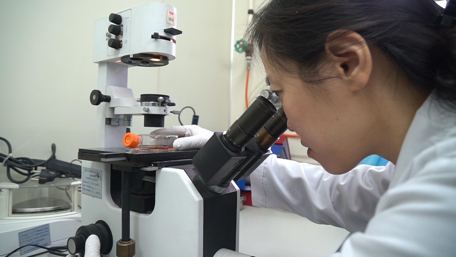 Cuoc chien ben trong phong xet nghiem nguoi mac Covid-19 hinh anh