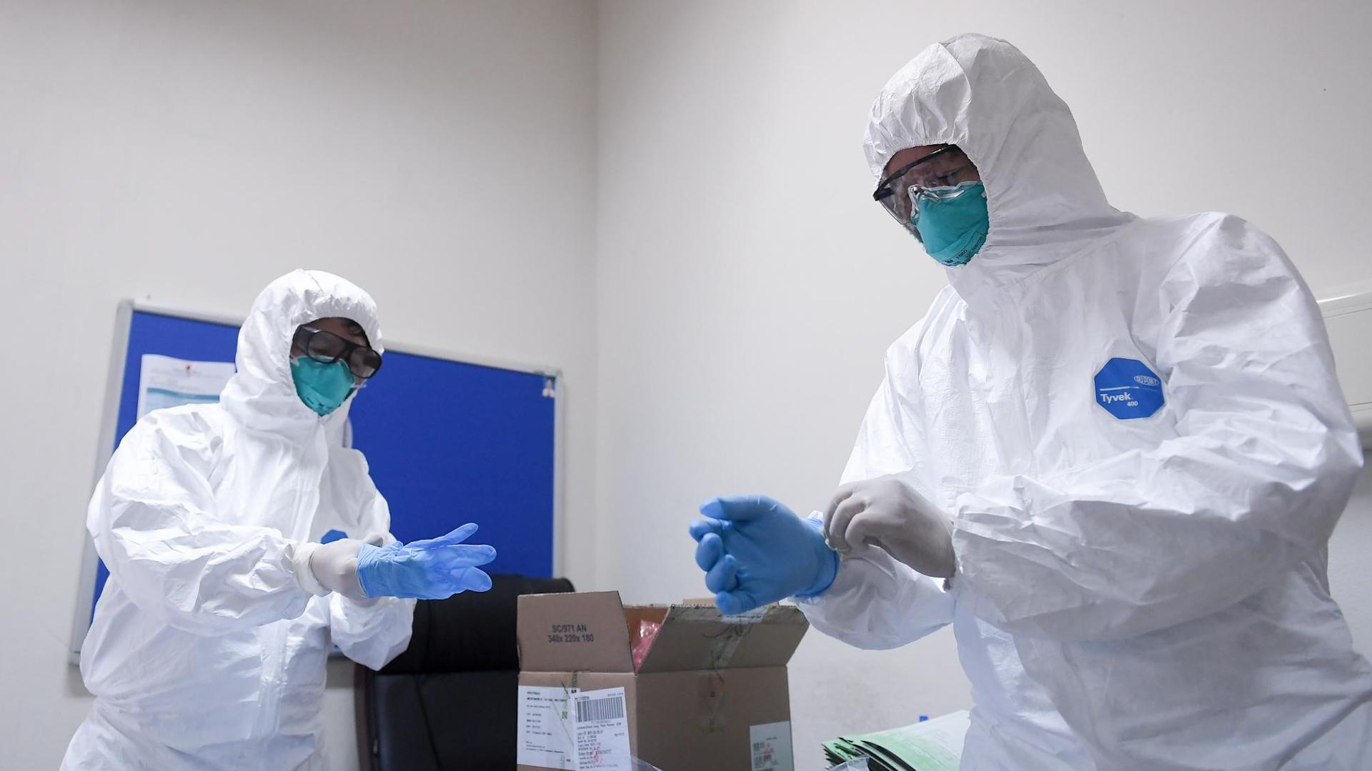 Benh nhan mac Covid-19 nang ket thuc lieu trinh loc mau, van tho may hinh anh