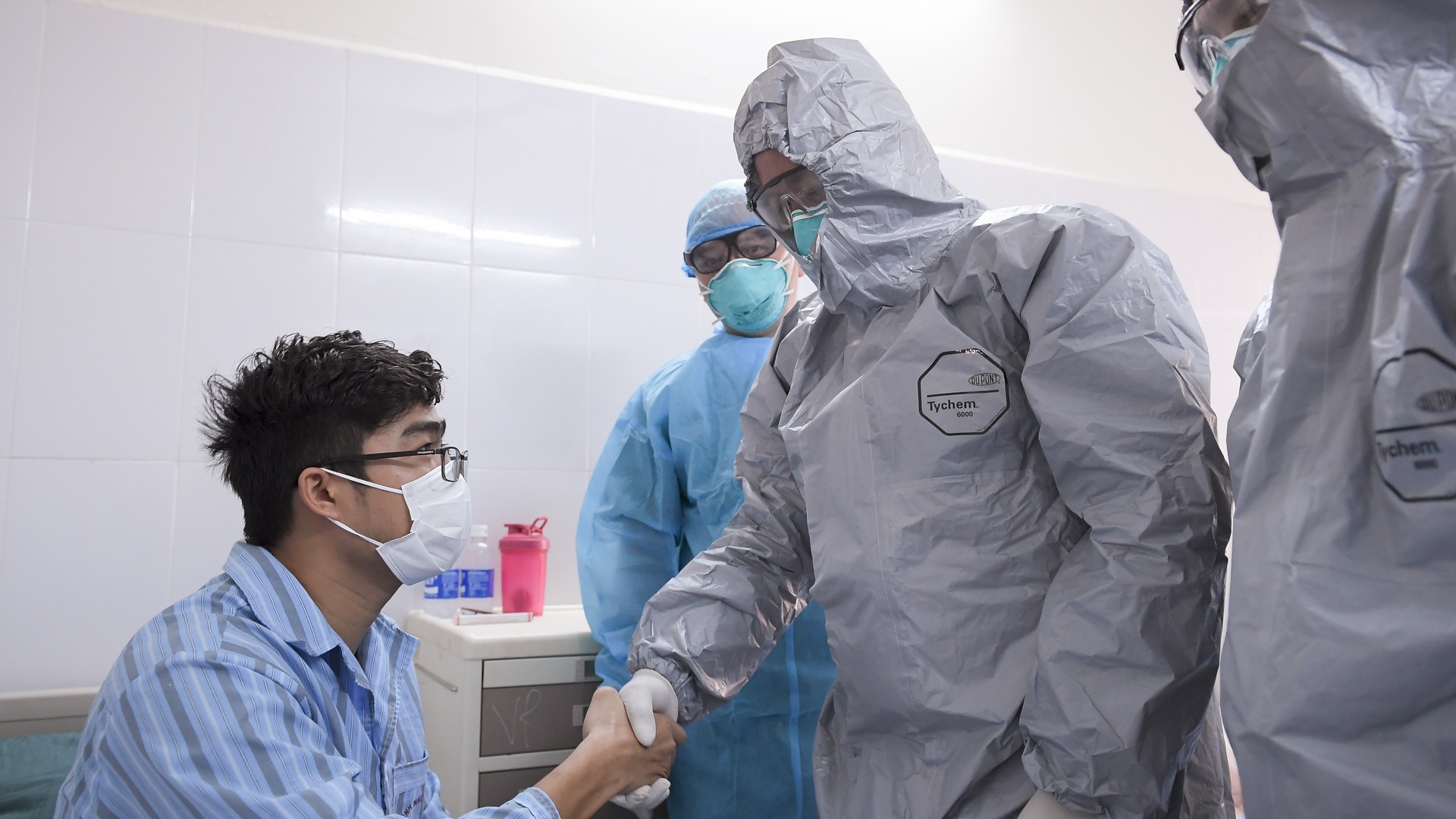 Thu truong Bo Y te tham bac si mac Covid-19 hinh anh