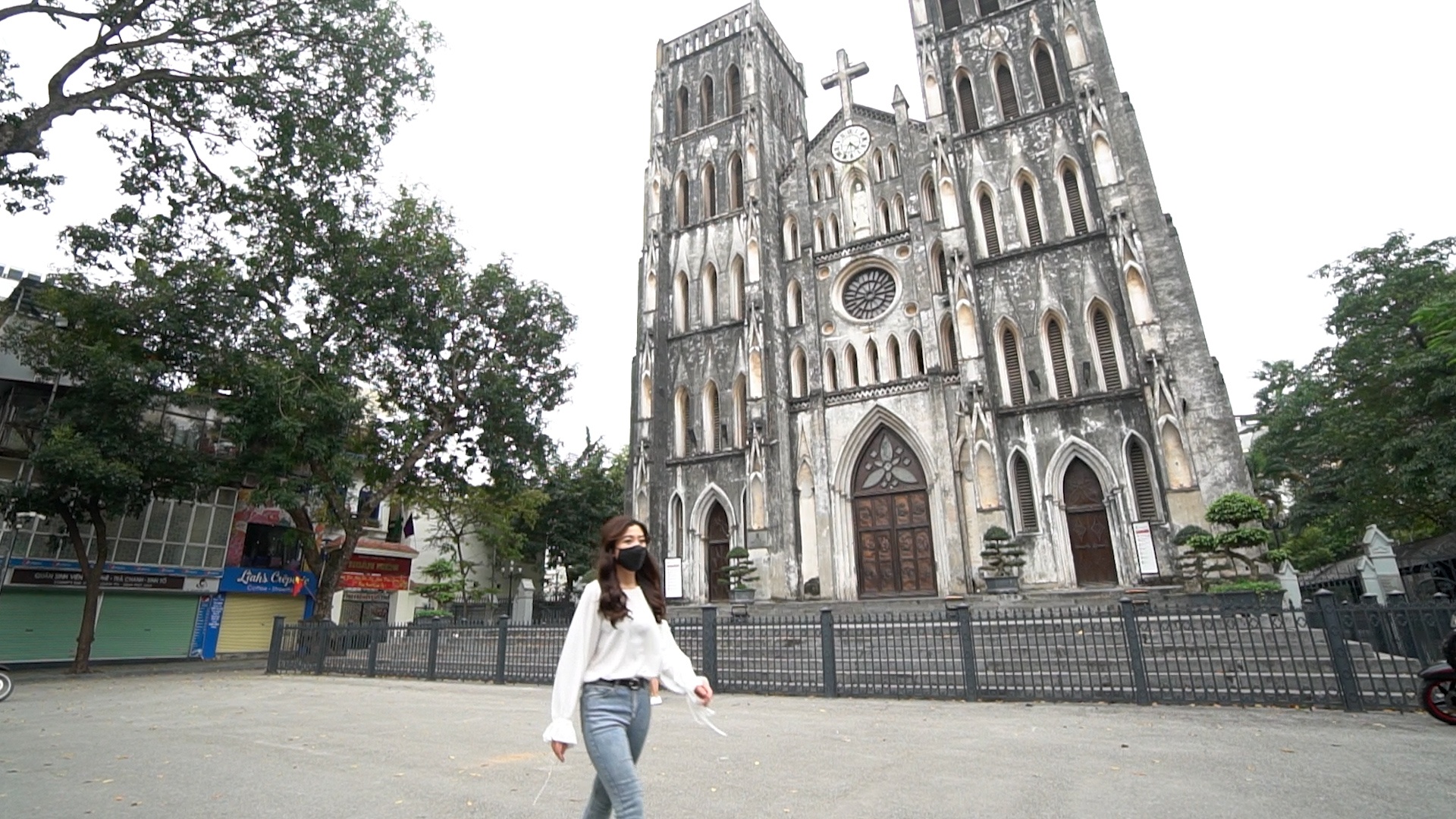 Nhip song Ha Noi trong ngay 'gioi nghiem' de ngan Covid-19 hinh anh