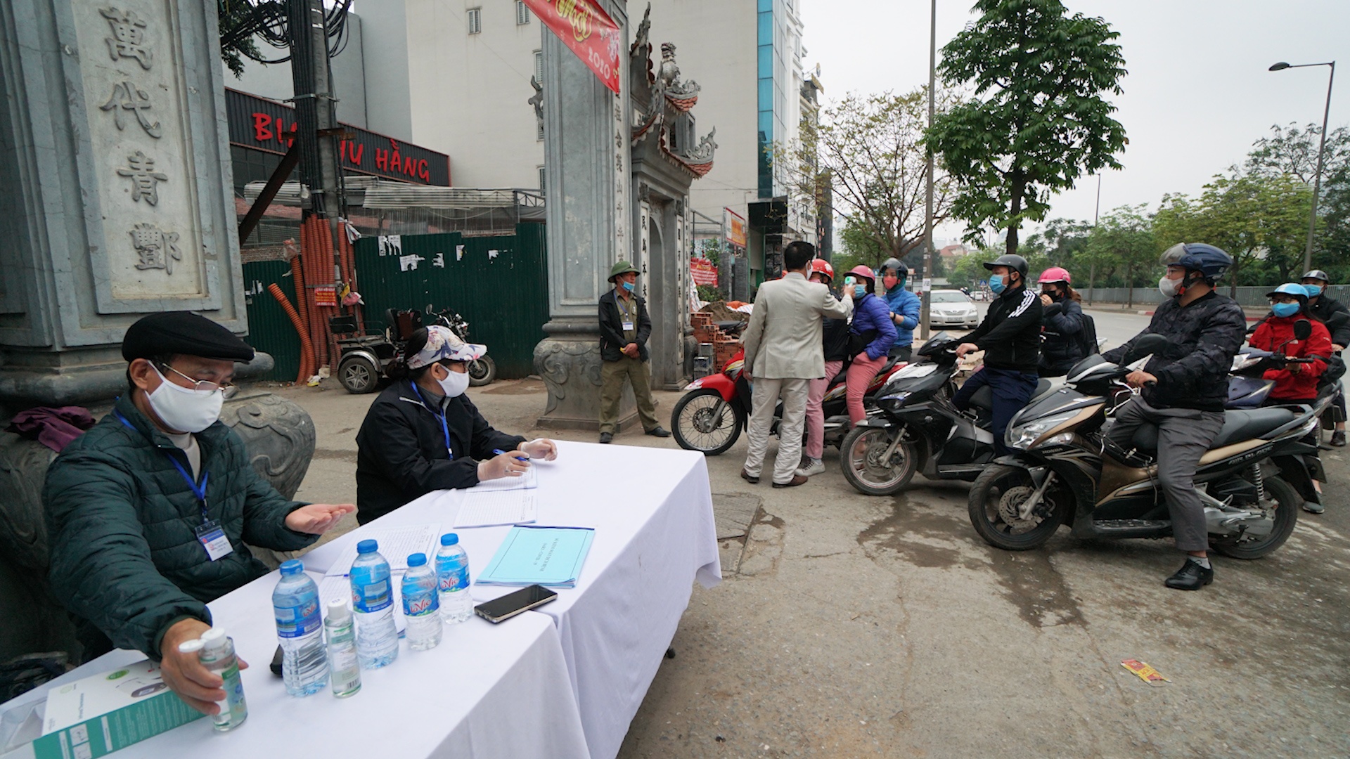 Lap chot kiem dich ngay loi ra vao to dan pho o Ha Noi hinh anh