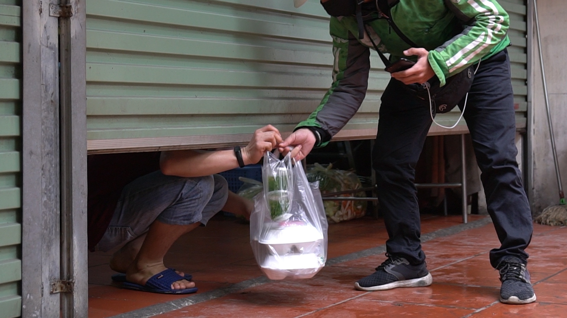 Hang quan giao do an qua khe cua, shipper chay cam chung hinh anh