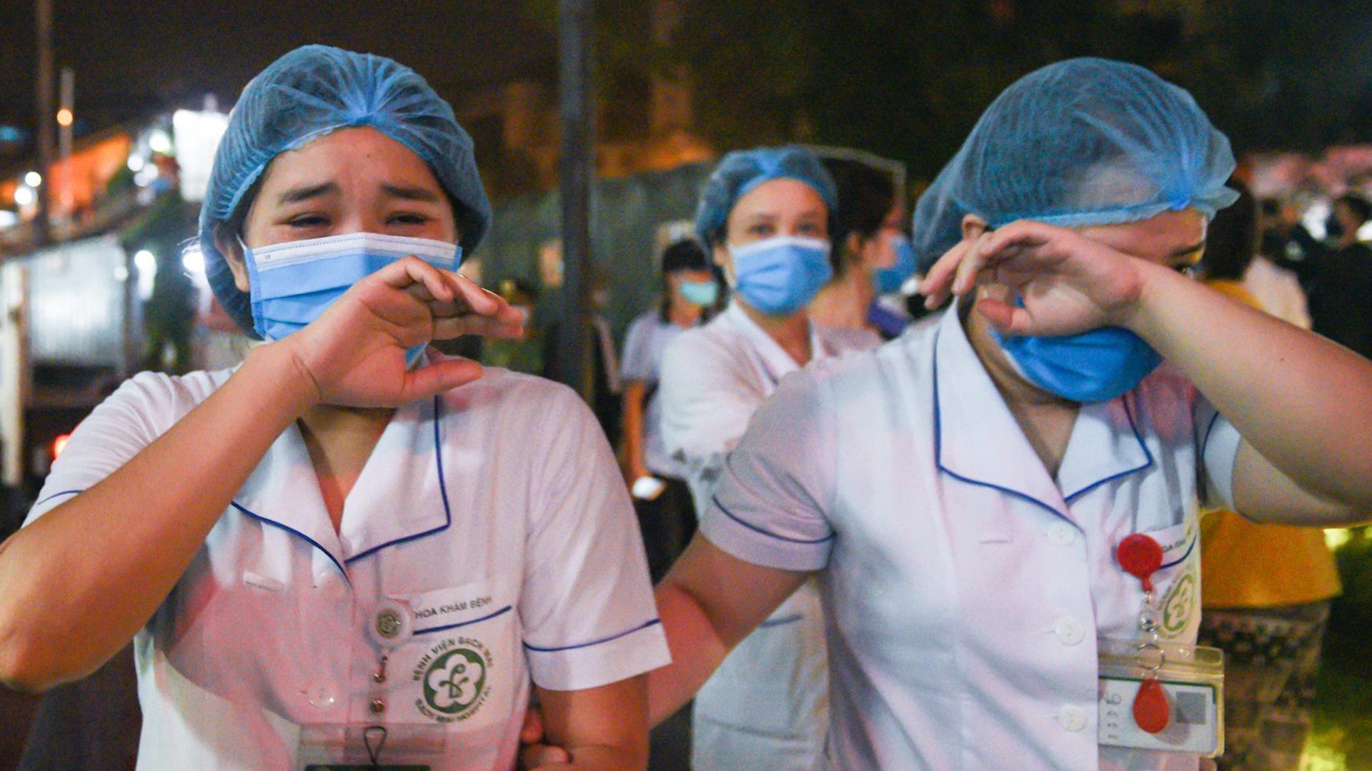 Cam xuc vo oa khi Benh vien Bach Mai duoc go lenh cach ly hinh anh