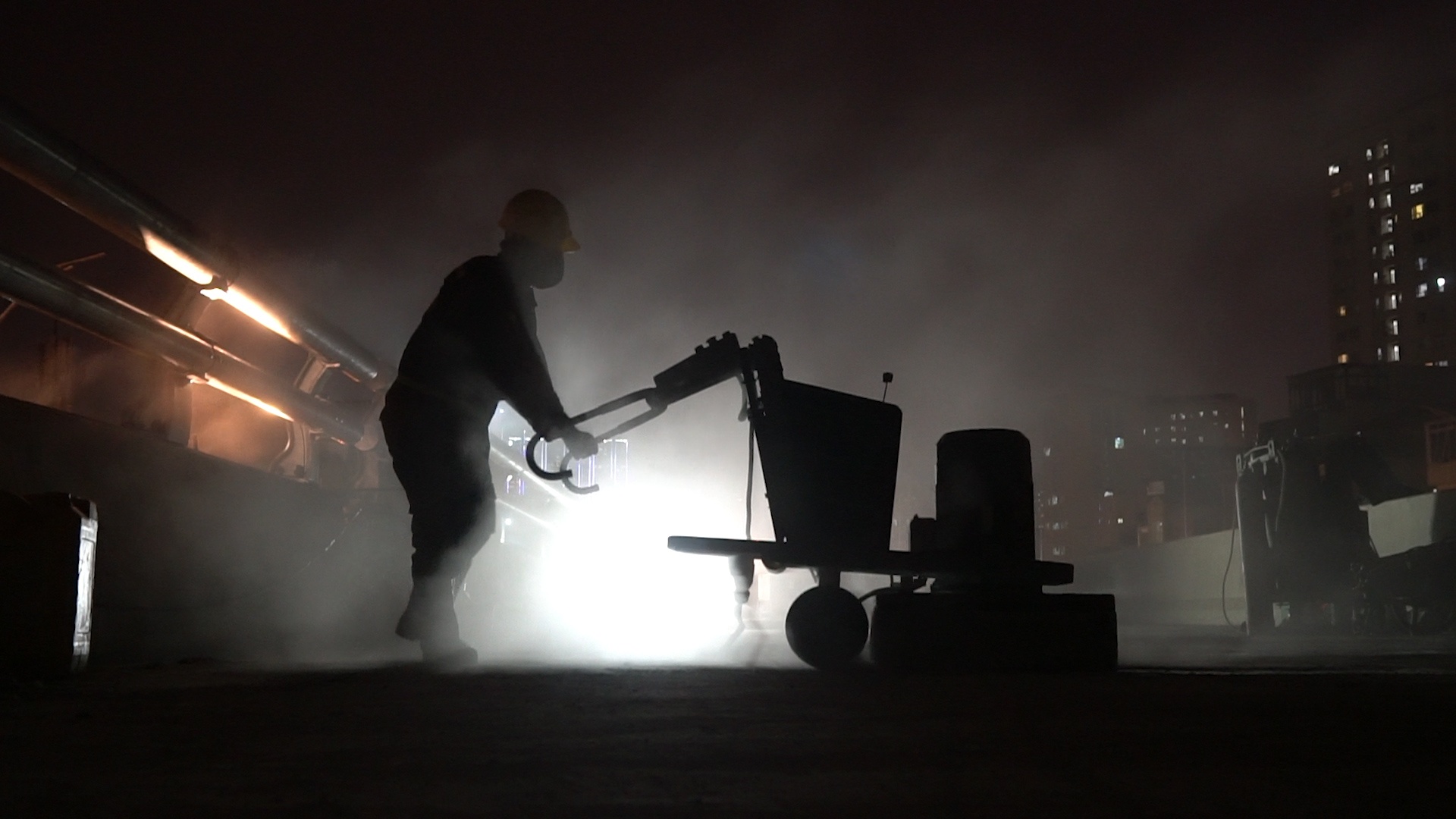 Ngay dem tren cong truong duong vanh dai 2 hinh anh