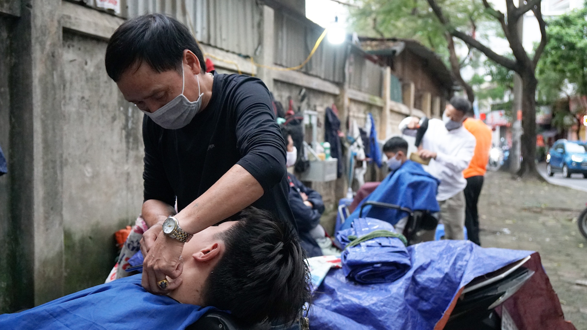 Tiem cat toc, ca phe dong duc trong ngay dau noi long gian cach xa hoi hinh anh