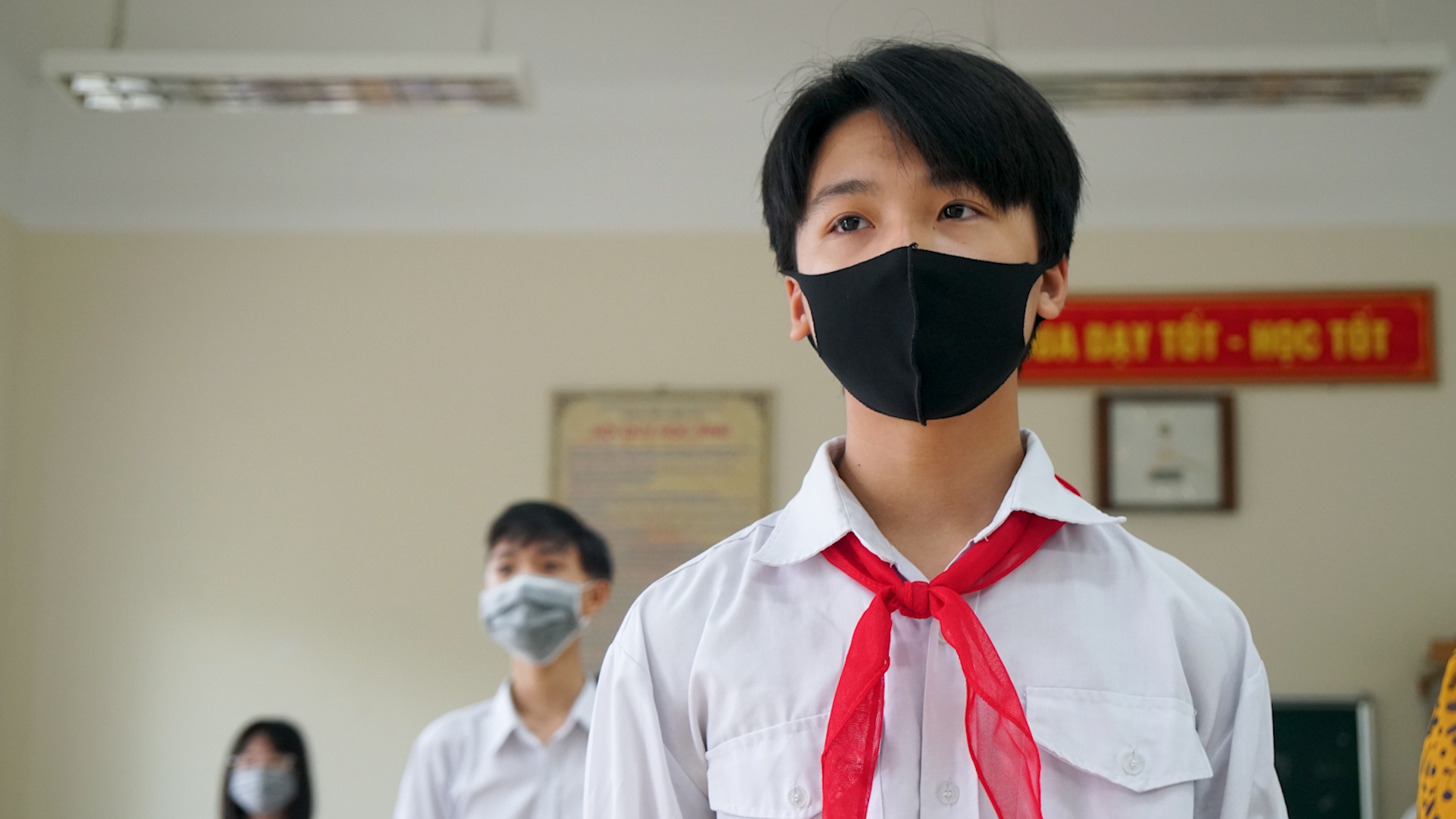 Chao co trong lop hoc de dam bao gian cach hinh anh