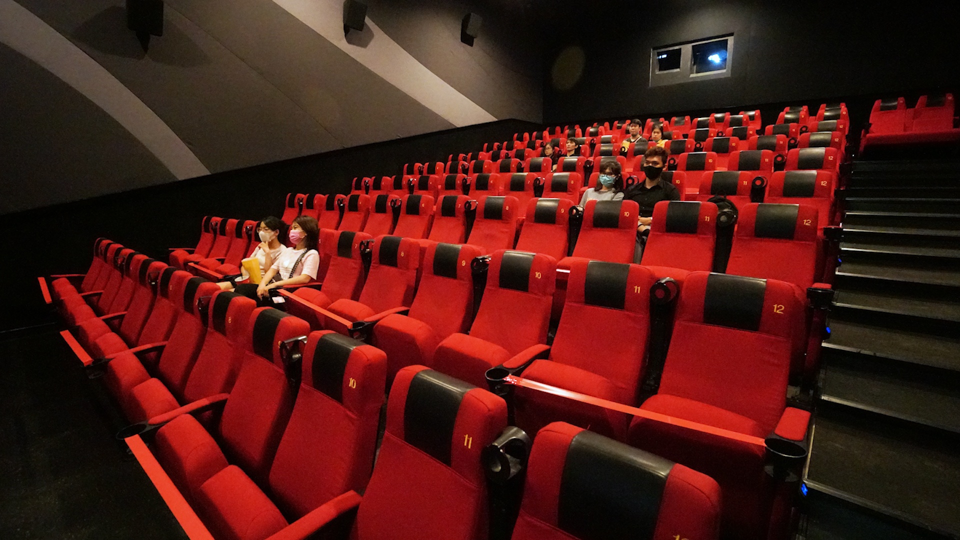 Rap phim vang khach trong ngay dau mo cua sau dich Covid-19 hinh anh