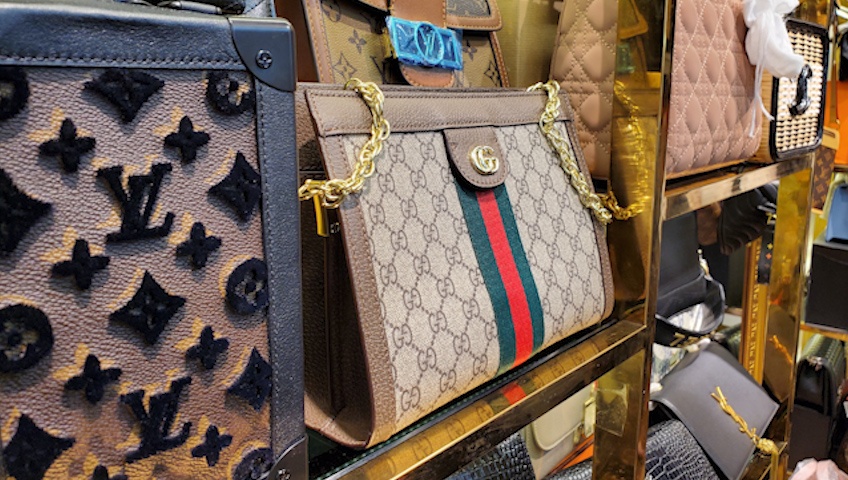 Thu giu hon 2.000 san pham nghi gia hang hieu tai pho co Ha Noi hinh anh