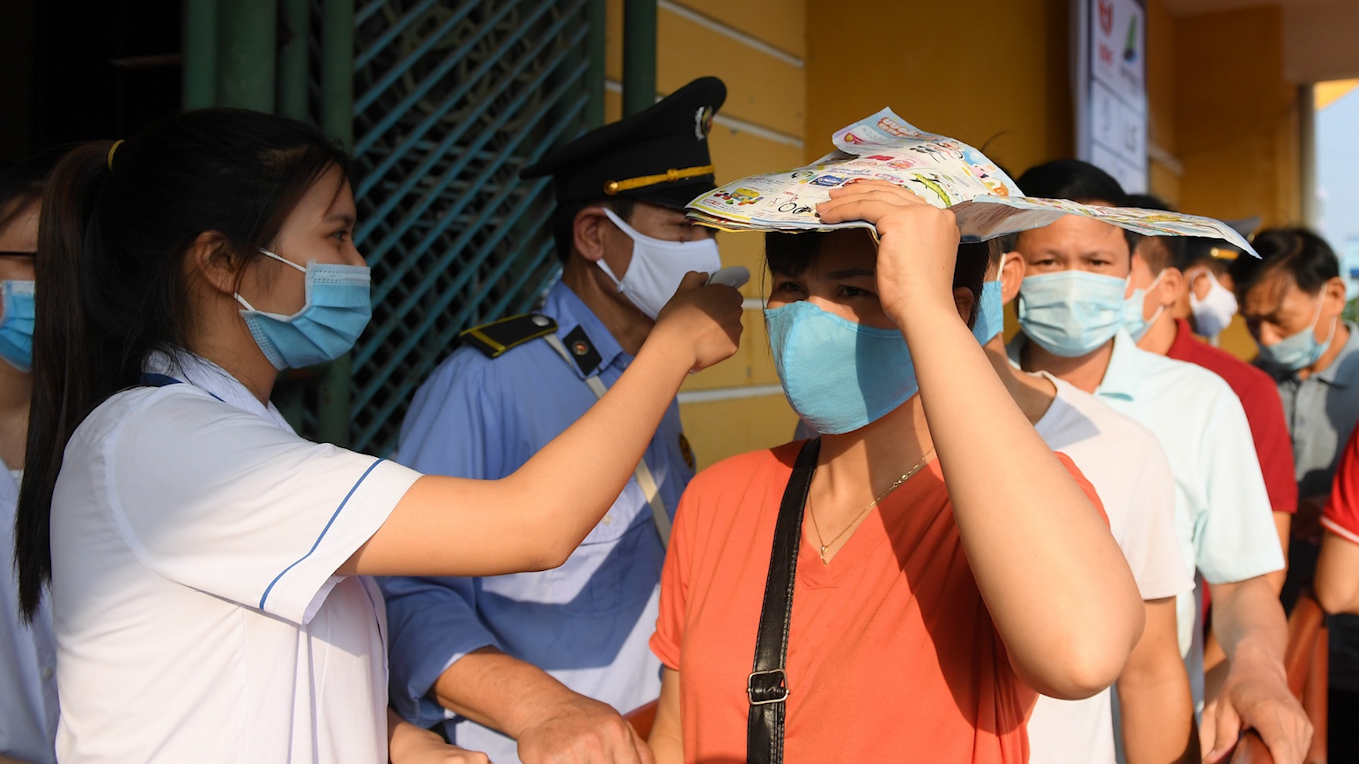 CDV phai deo khau trang, do than nhiet truoc khi vao san hinh anh