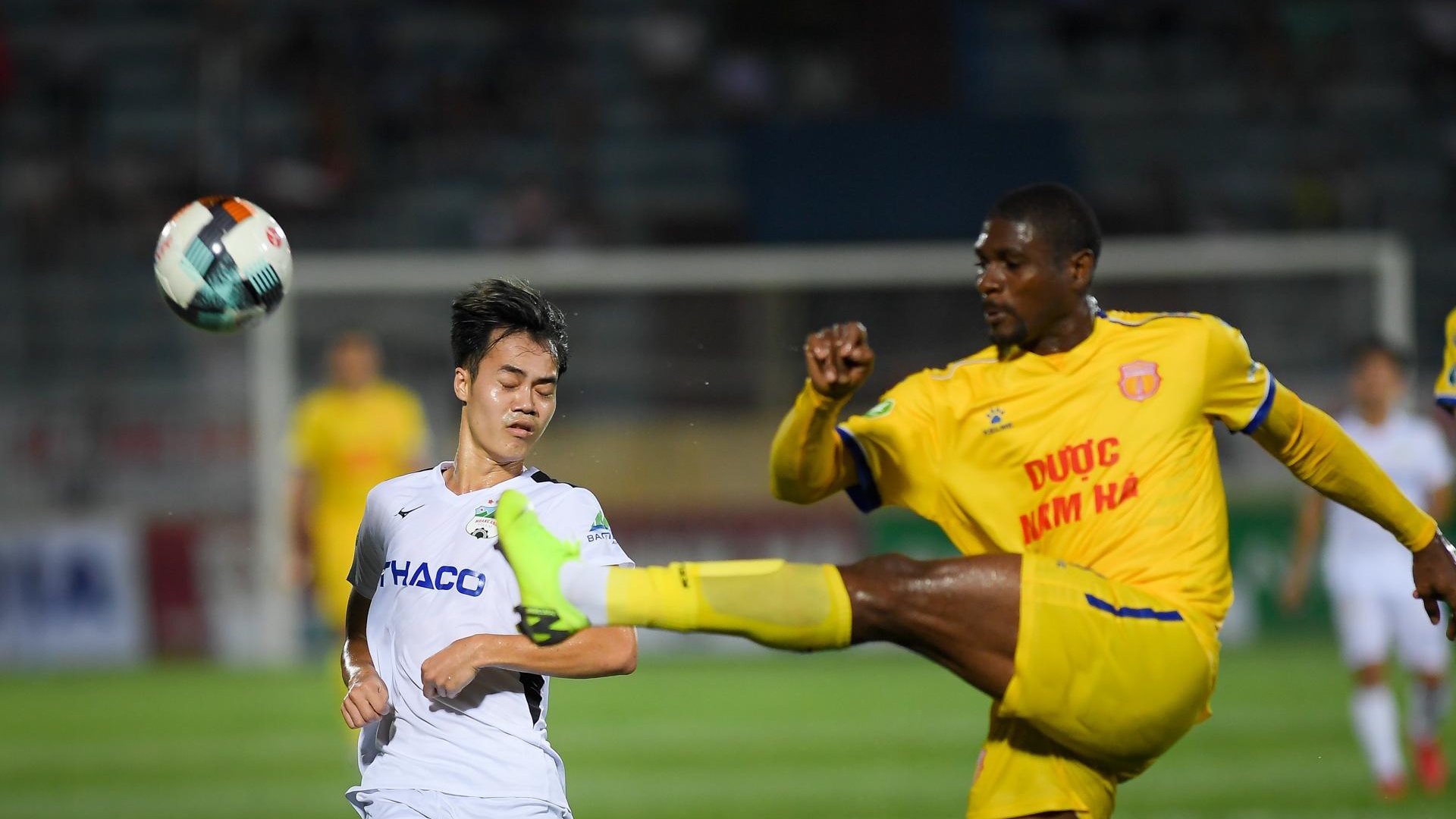 HLV HAGL: 'Mat san xau khien chung toi khong the trien khai loi choi' hinh anh