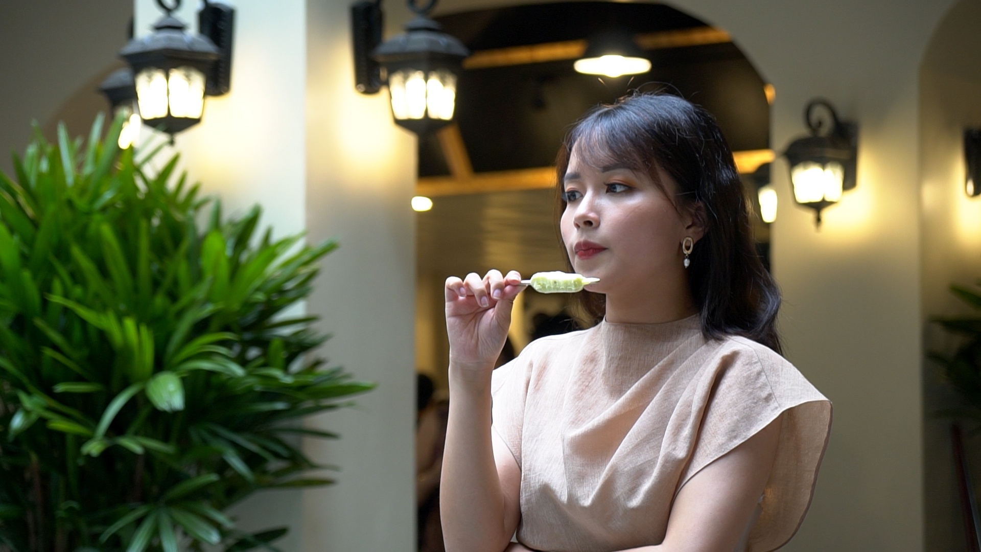 Trai nghiem dien mao moi cua Kem Trang Tien hinh anh