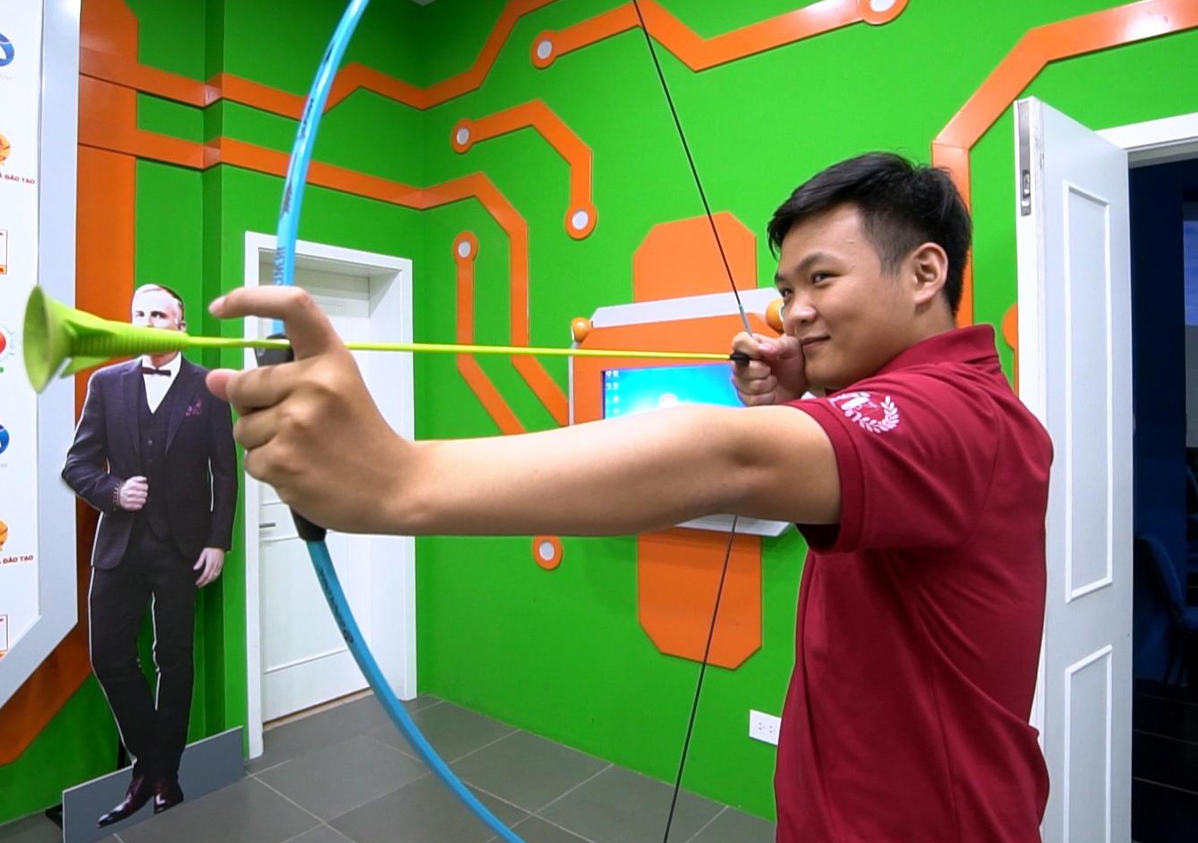 Cung 'sieu tri tue' Viet Hoang tham thu vien 10 tang cua DH Bach khoa hinh anh