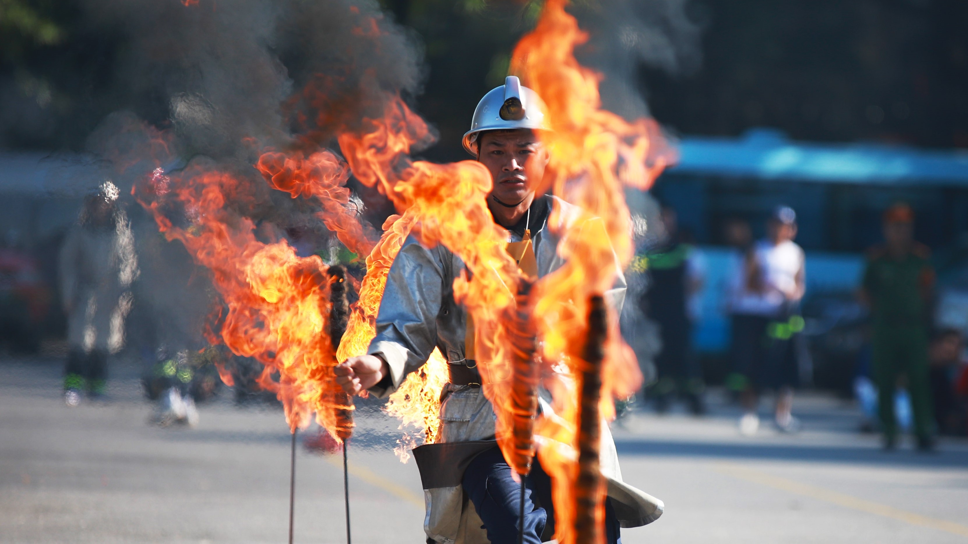 Thi cuu nguoi, chua chay duoi nang nong 65 do C hinh anh