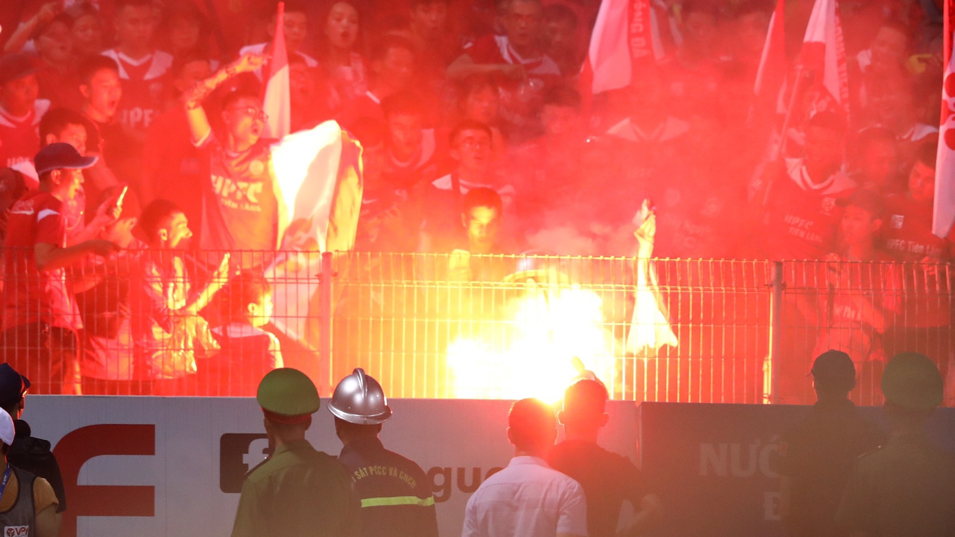 CDV Hai Phong dot phao sang tren san Hang Day hinh anh