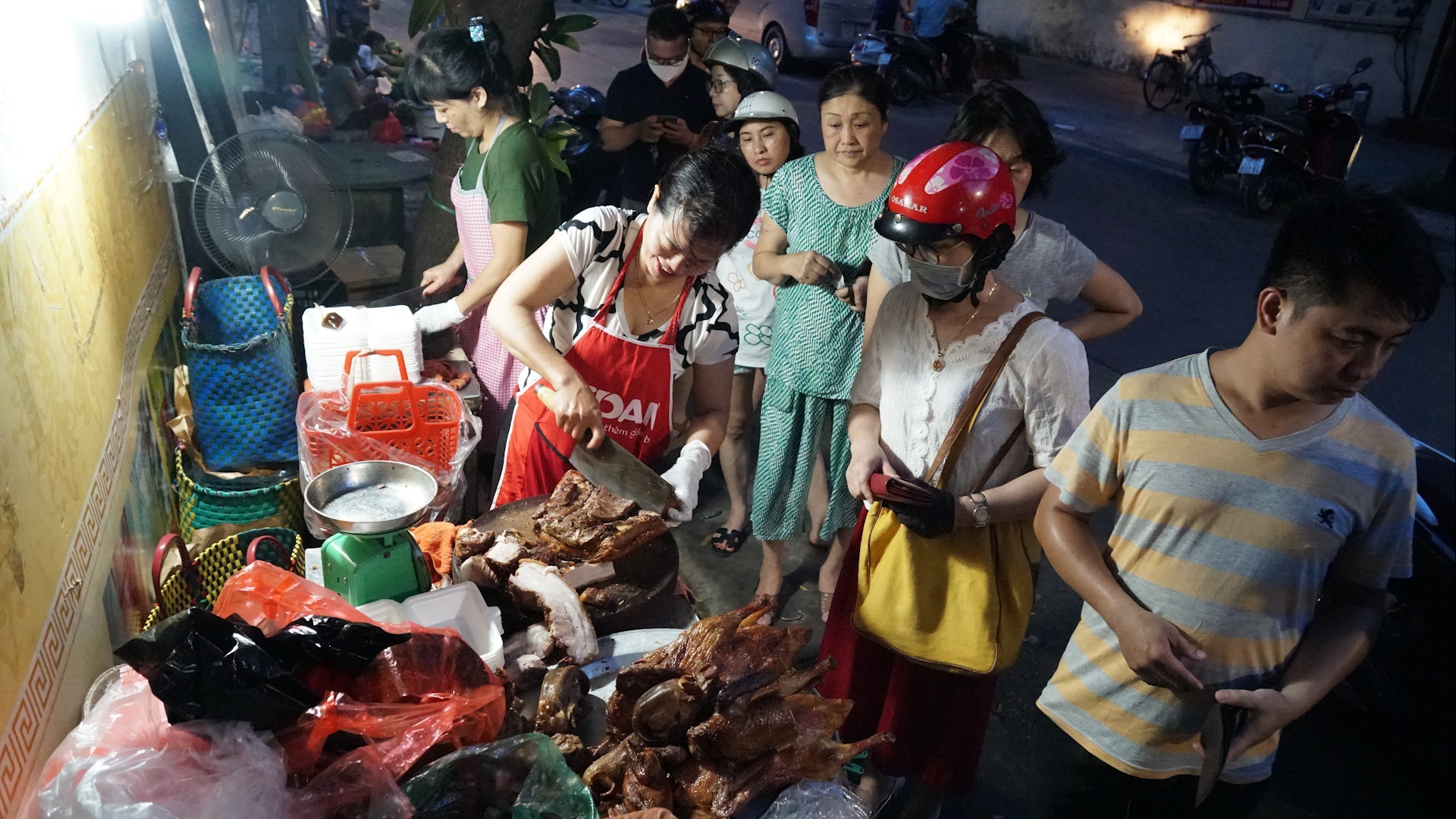 Quan thit quay via he noi tieng lau doi o Ha Noi hinh anh