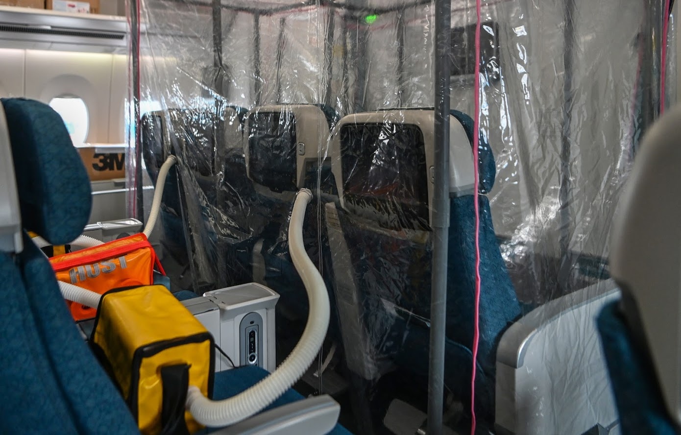 Ben trong may bay dua 120 nguoi Viet Nam mac Covid-19 ve nuoc hinh anh