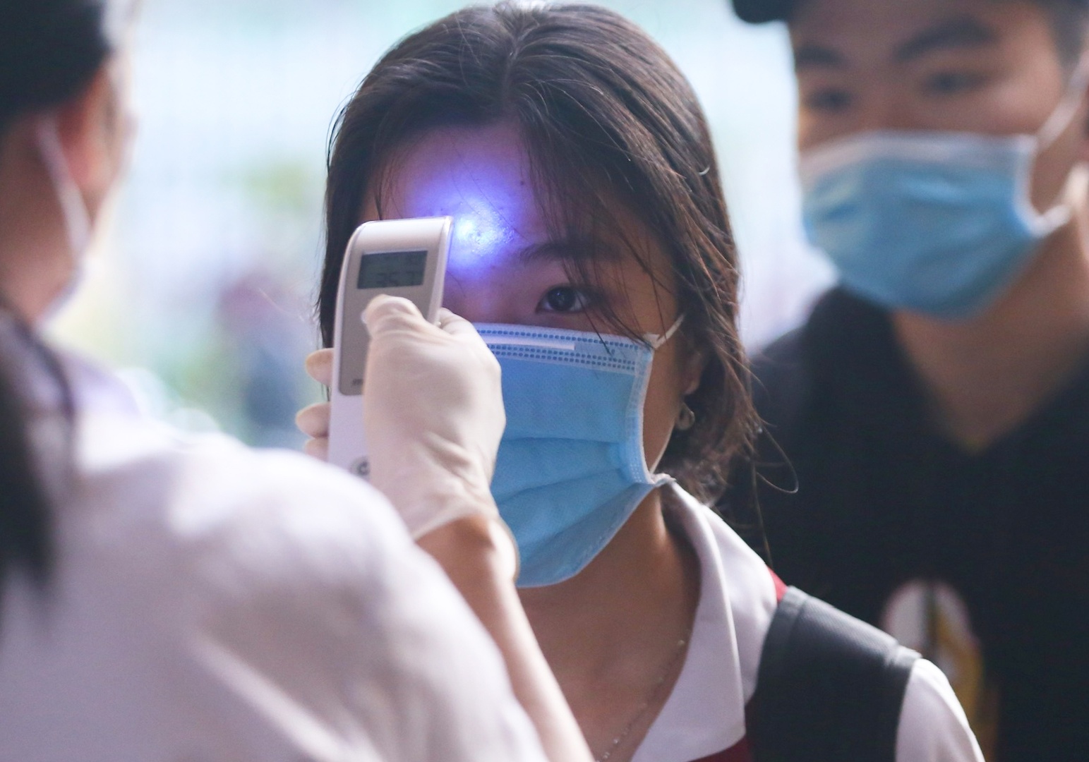 Sat khuan tay, do than nhiet thi sinh truoc gio thi Ngu van hinh anh