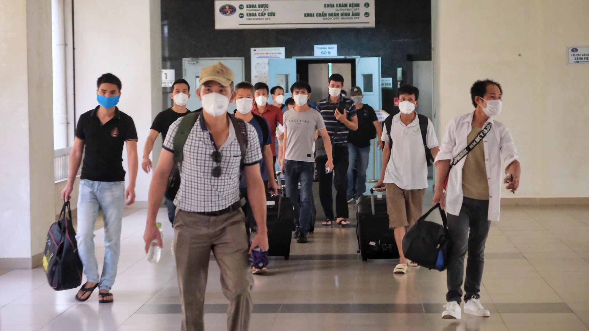 183 nguoi ve tu Guinea Xich Dao het cach ly hinh anh