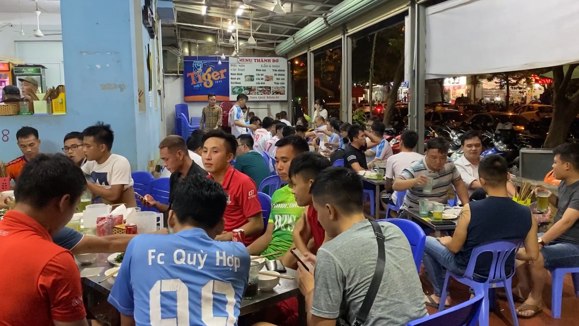 Tra da, bia hoi van dong khach bat chap quy dinh gian cach hinh anh