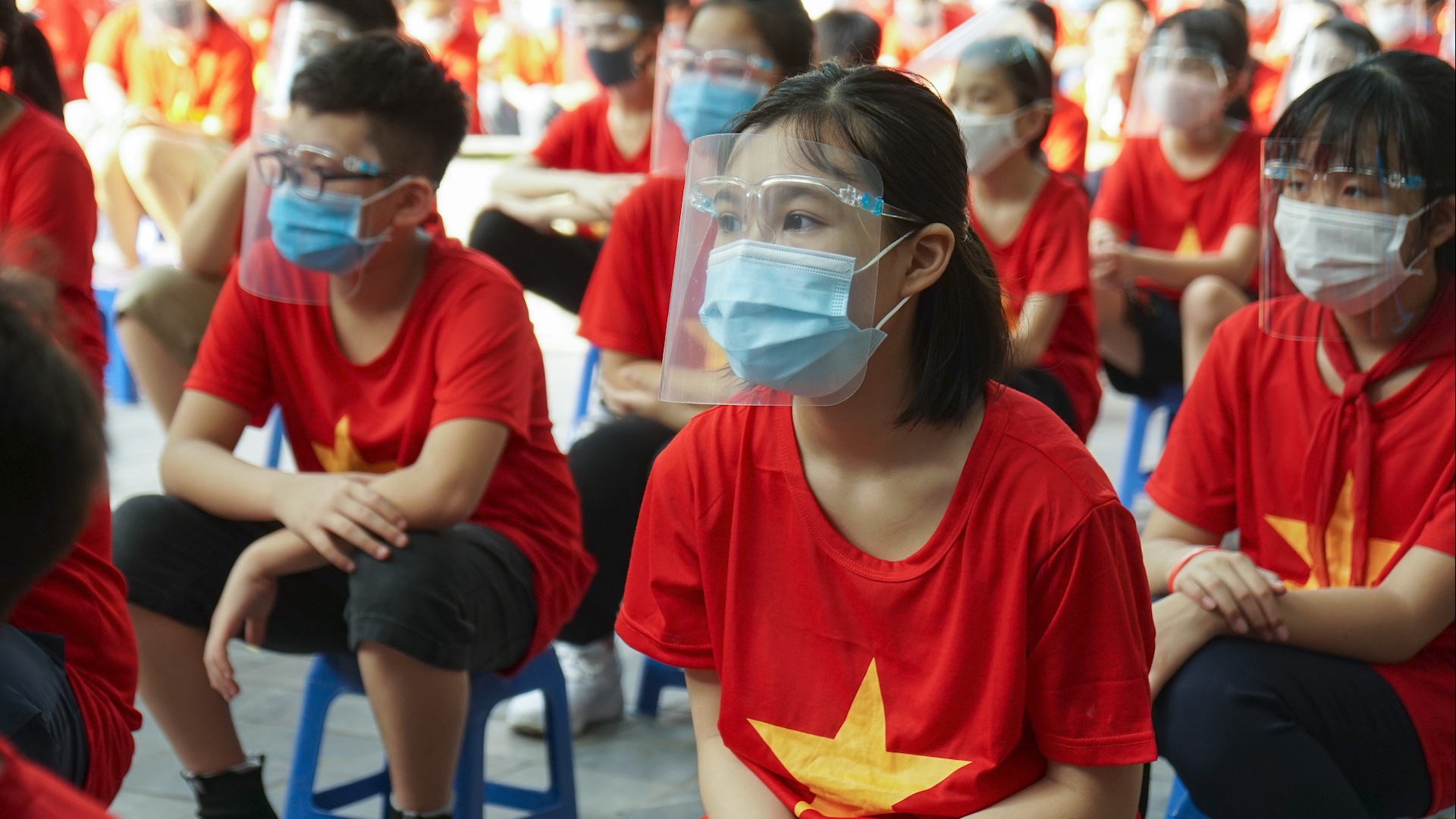 Phat 5.000 kinh chong giot ban cho hoc sinh du khai giang hinh anh